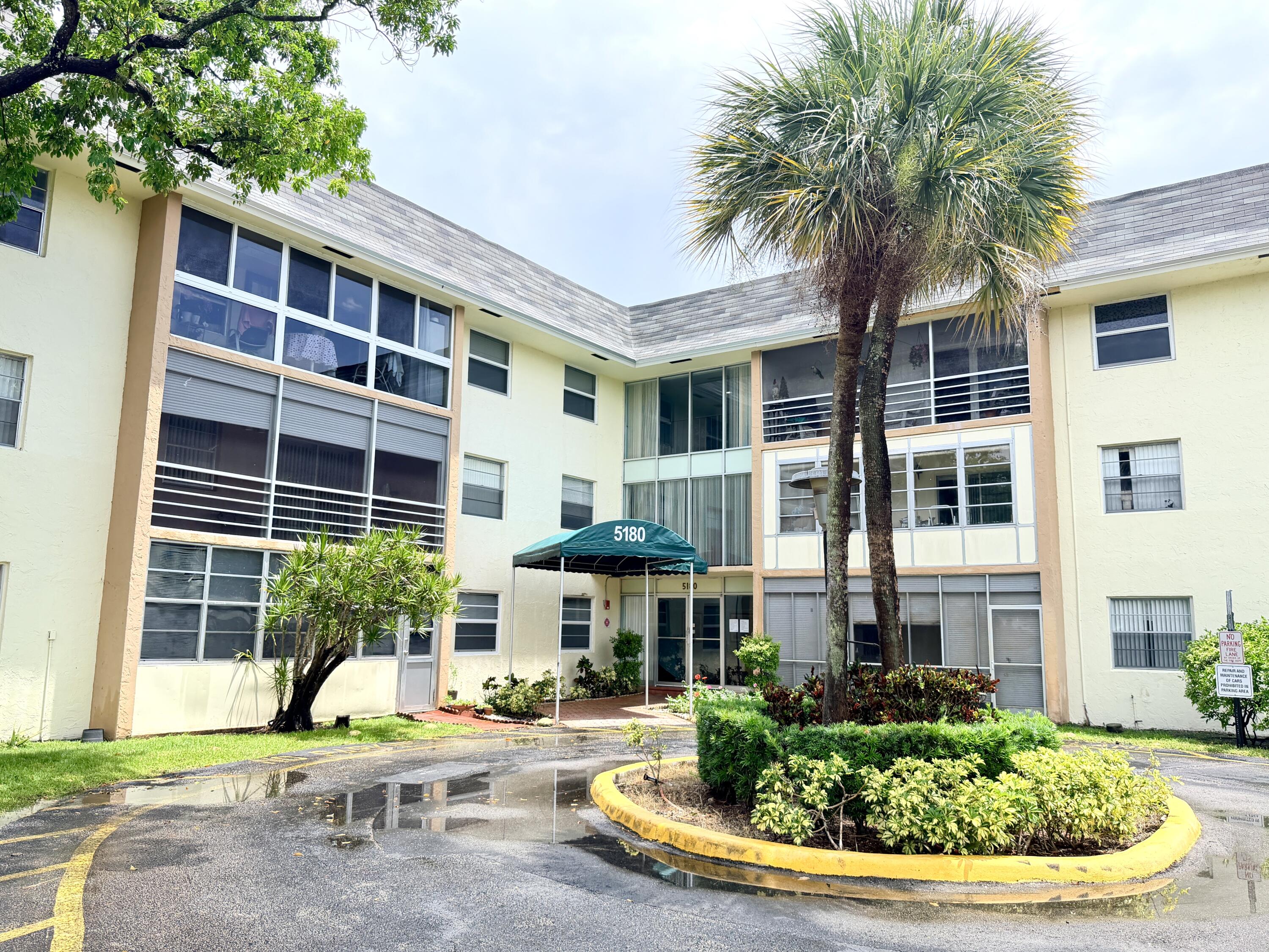 Foto de propiedad en 5180 E Sabal Palm Boulevard 228, Tamarac, FL 33319 Tamarac con MLS# 
