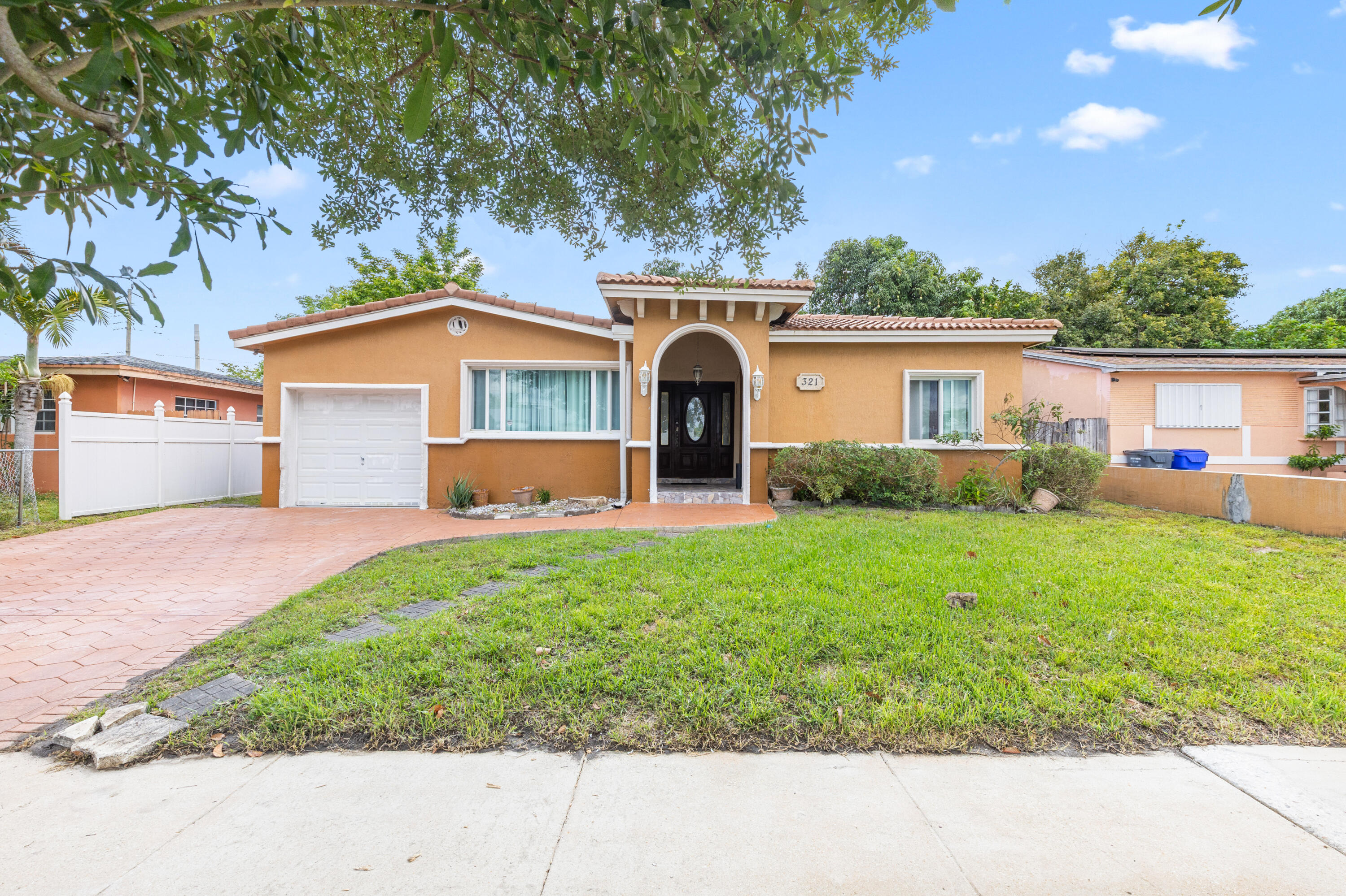 Foto de propiedad en 321 N 72nd Terrace, Hollywood, FL 33024 Hollywood con MLS# 