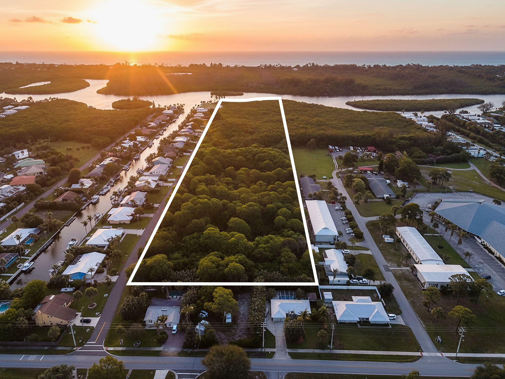 Foto de propiedad en Unassigned SE Delafield Street, Hobe Sound, FL 33455 Hobe Sound con MLS# 