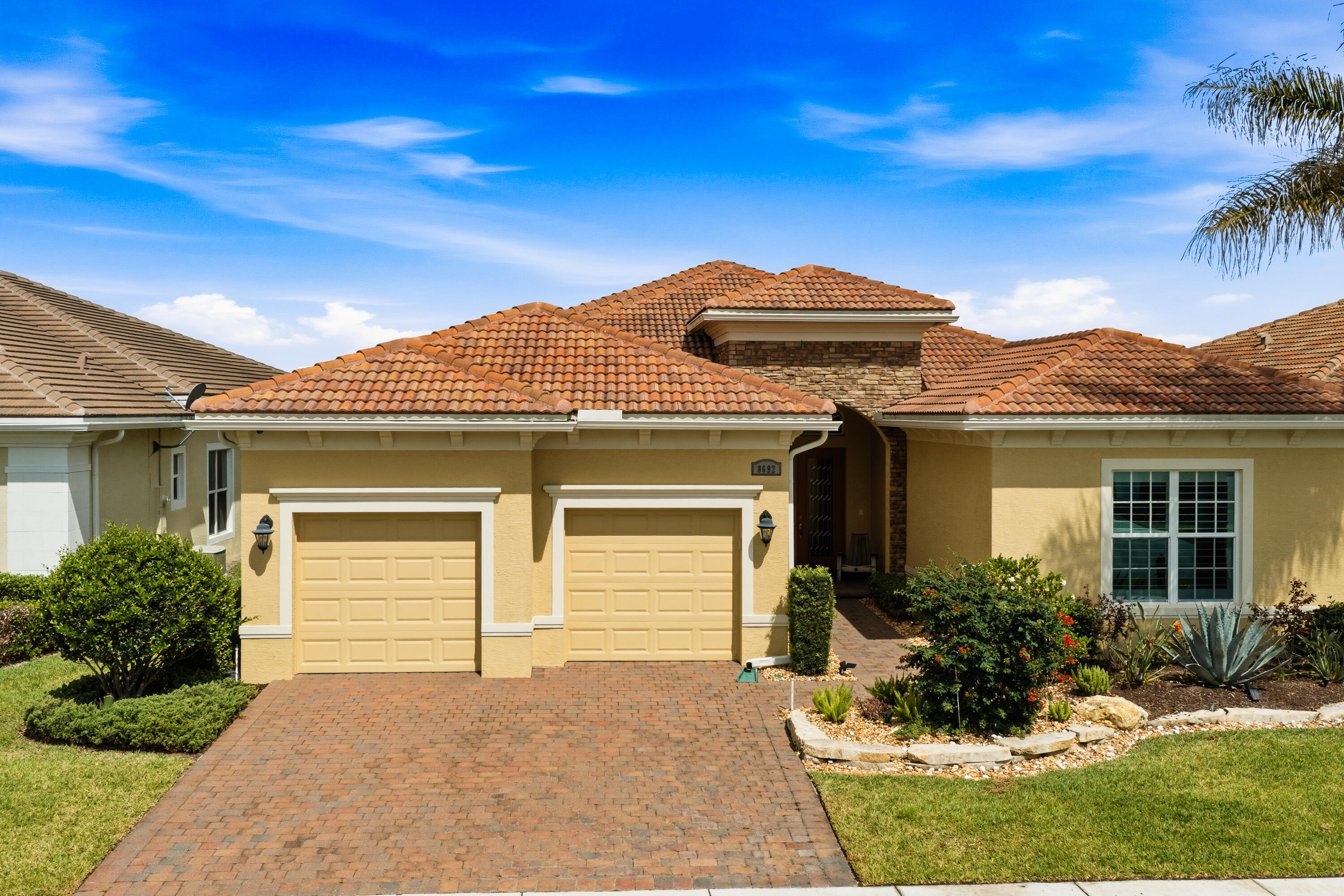 Foto de propiedad en 8692 SW Flutto Way, Port St. Lucie, FL 34987 Port St. Lucie con MLS# 