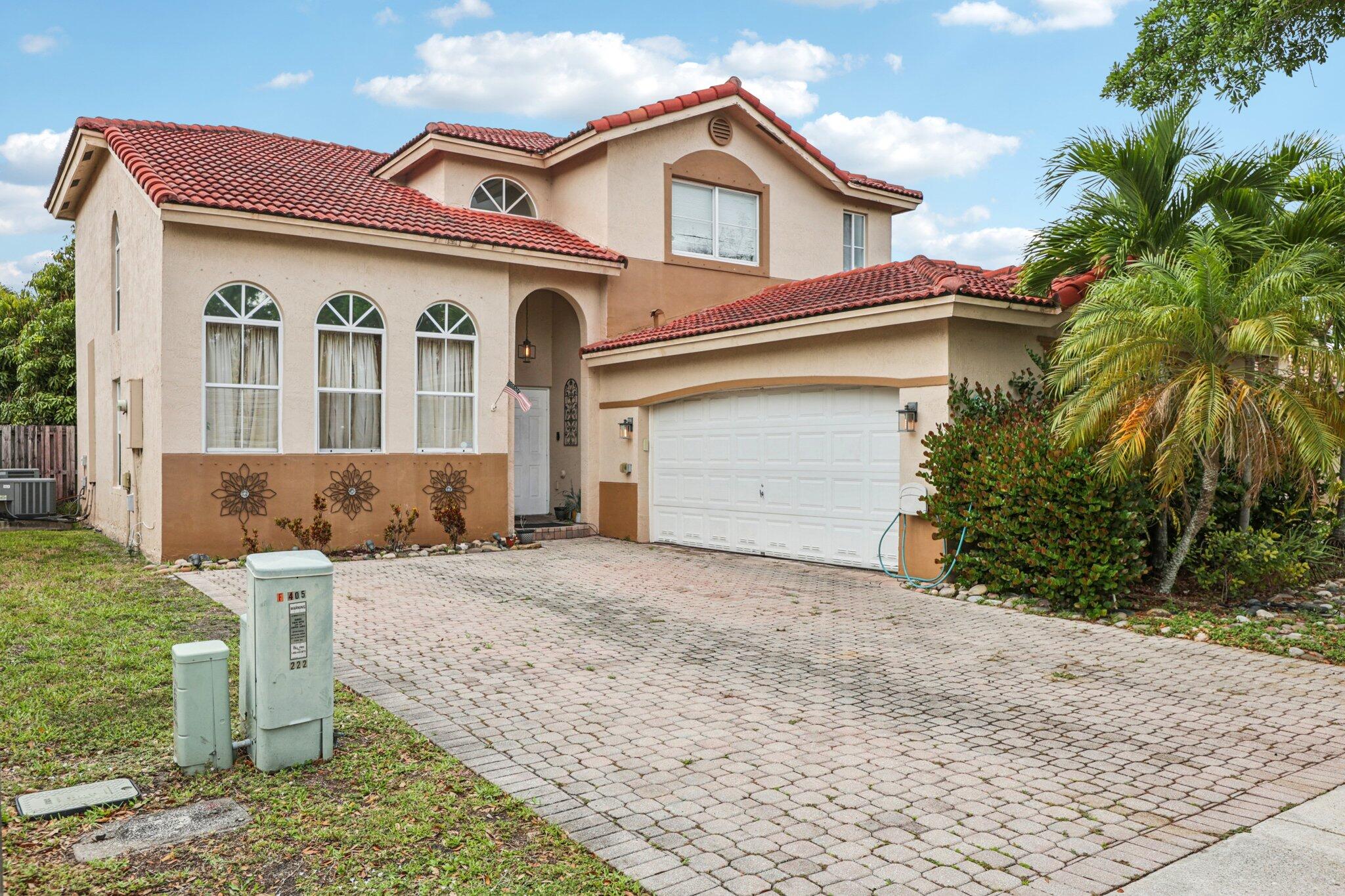 Foto de propiedad en 405 E Royal Cove Circle, Davie, FL 33325 Davie con MLS# 