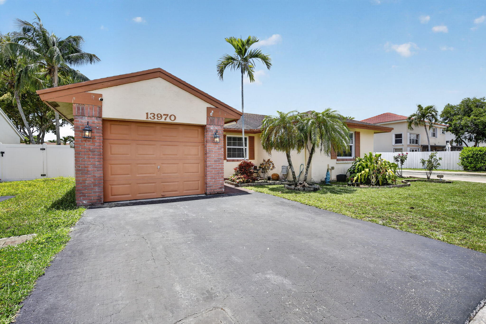 Foto de propiedad en 13970 Oaklawn Place, Davie, FL 33325 Davie con MLS# 