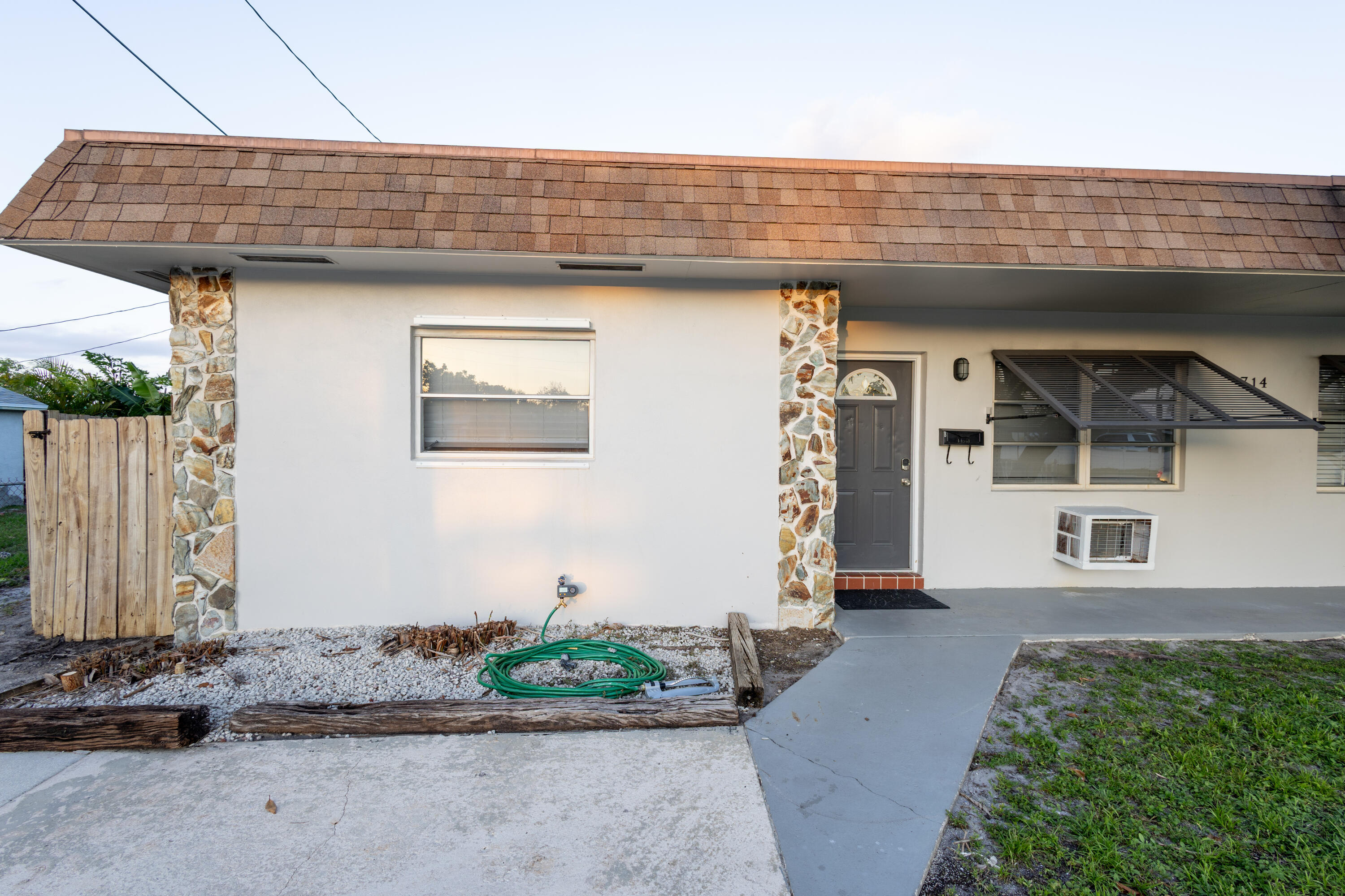 Foto de propiedad en 714 S Arnold Avenue B Left Side, Lantana, FL 33462 Lantana con MLS# 