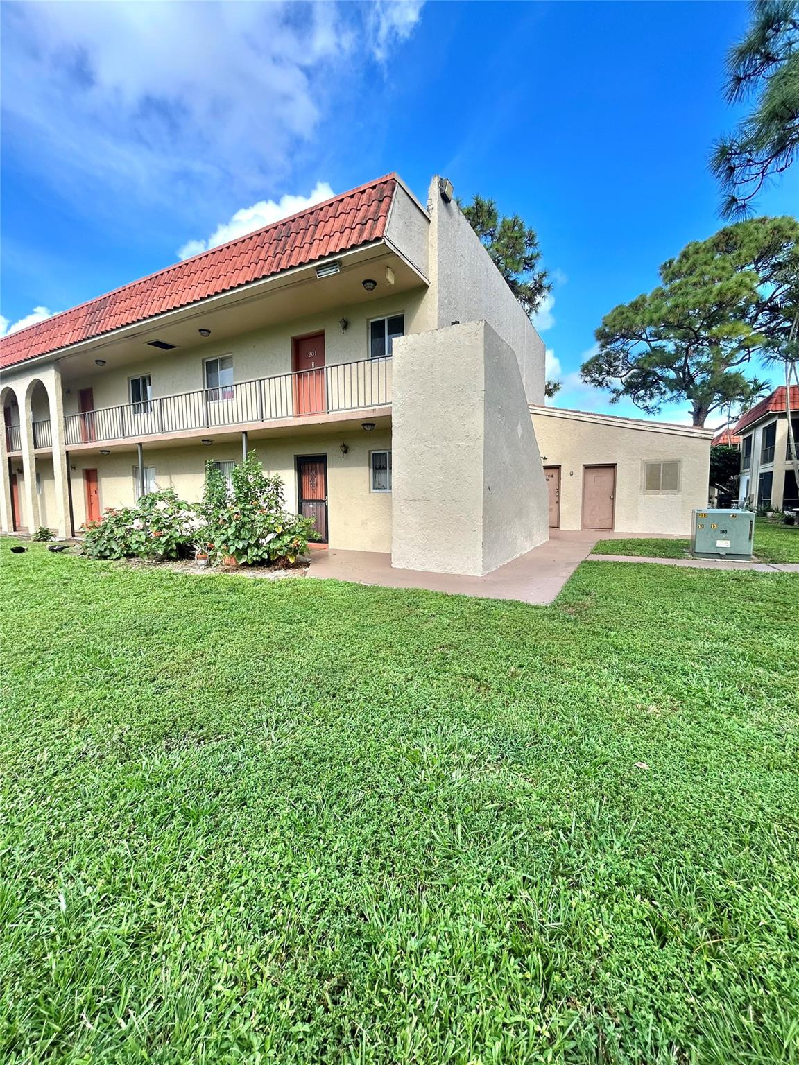 Foto de propiedad en 6100 Forest Hill Boulevard 101, West Palm Beach, FL 33415 West Palm Beach con MLS# 