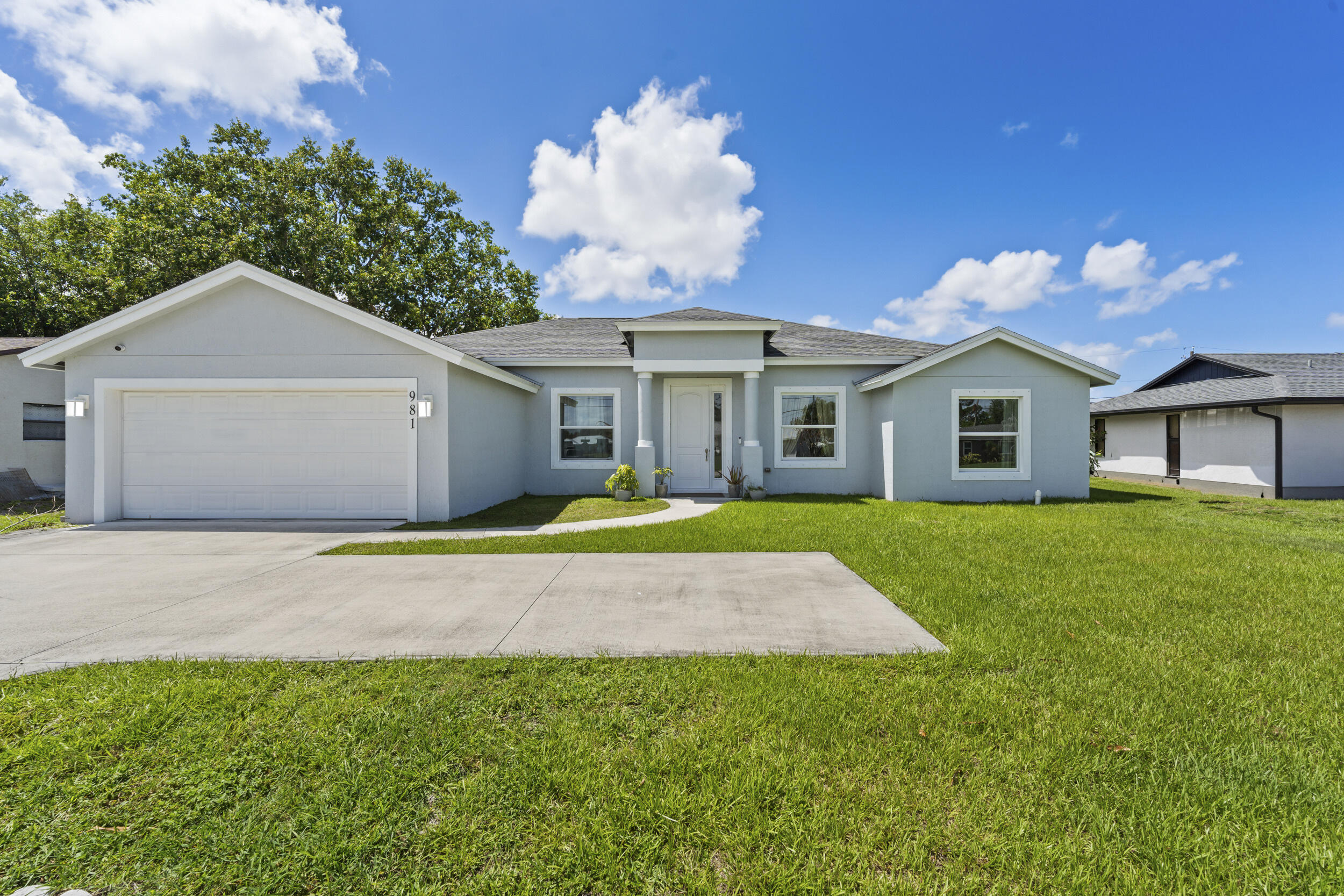 Foto de propiedad en 981 SW California Boulevard, Port St. Lucie, FL 34953 Port St. Lucie con MLS# 