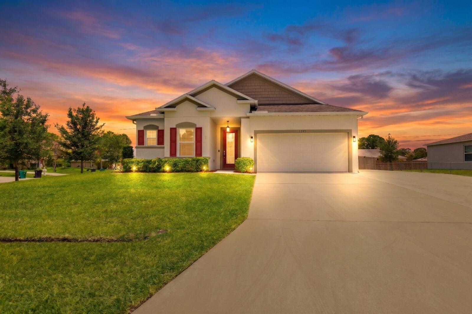 Foto de propiedad en 1502 SW Kosnar Avenue, Port St. Lucie, FL 34953 Port St. Lucie con MLS# 