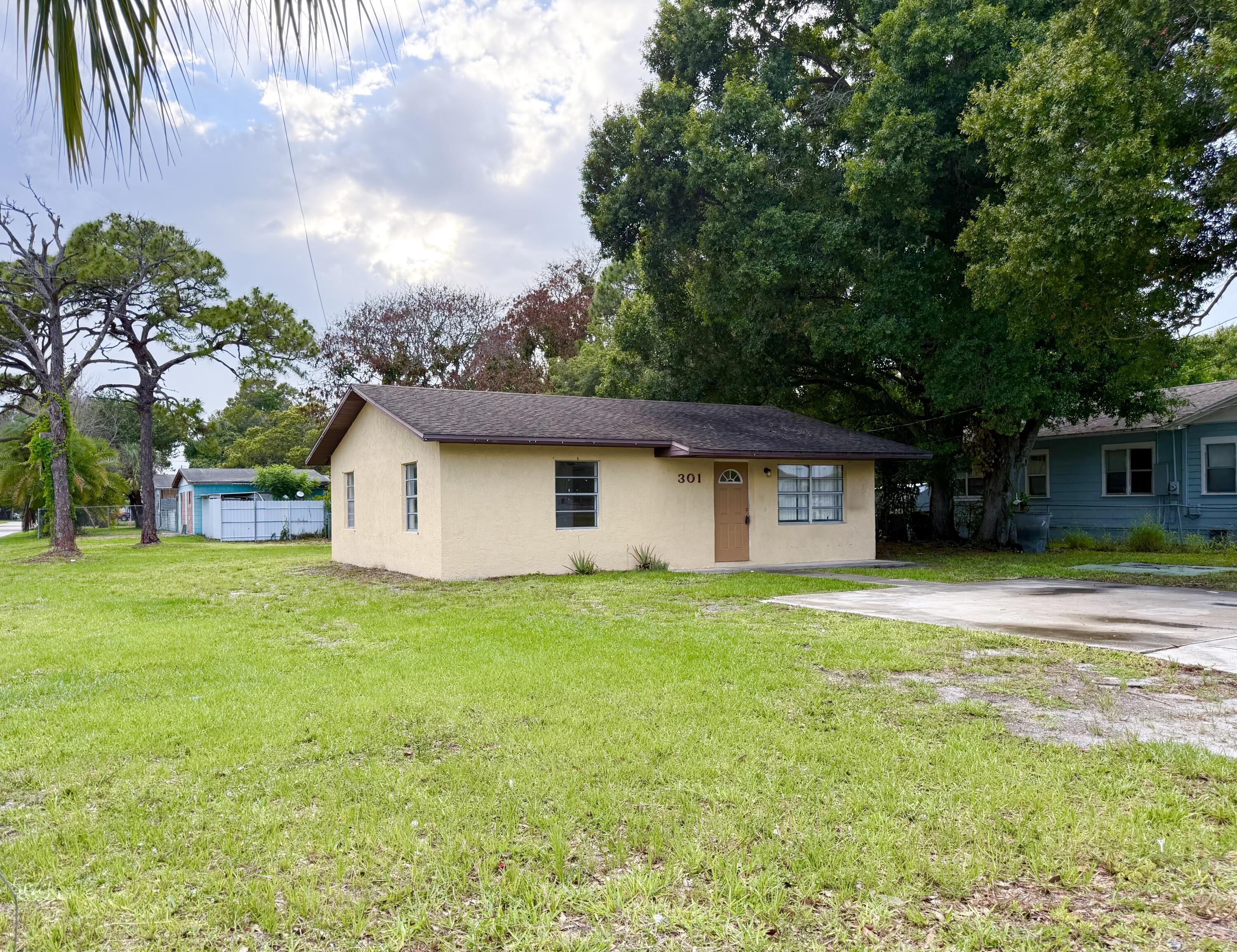 Foto de propiedad en 301 N 20th Street, Fort Pierce, FL 34950 Fort Pierce con MLS# 