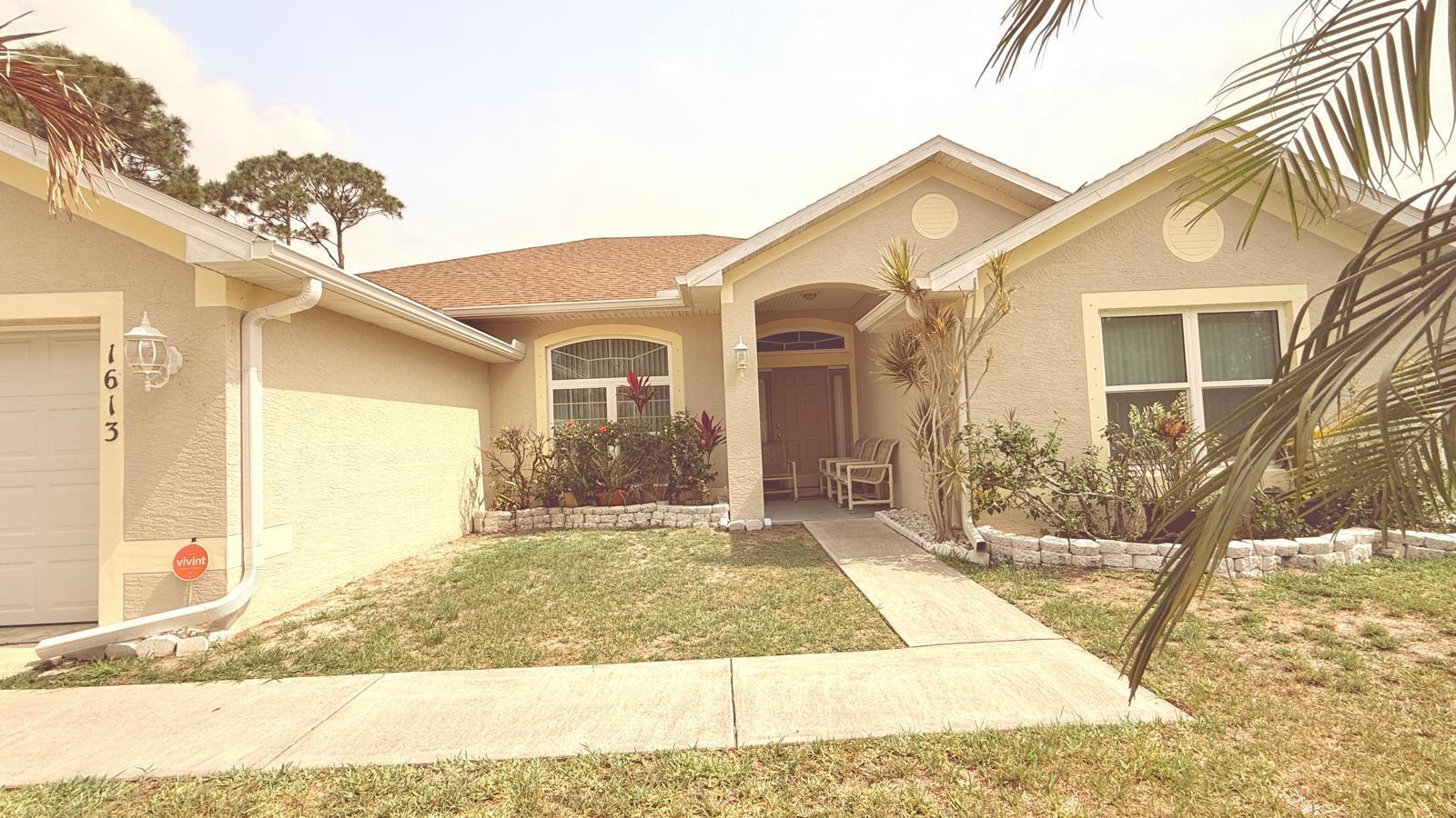 Foto de propiedad en 1613 SW Whipple Avenue, Port St. Lucie, FL 34953 Port St. Lucie con MLS# 