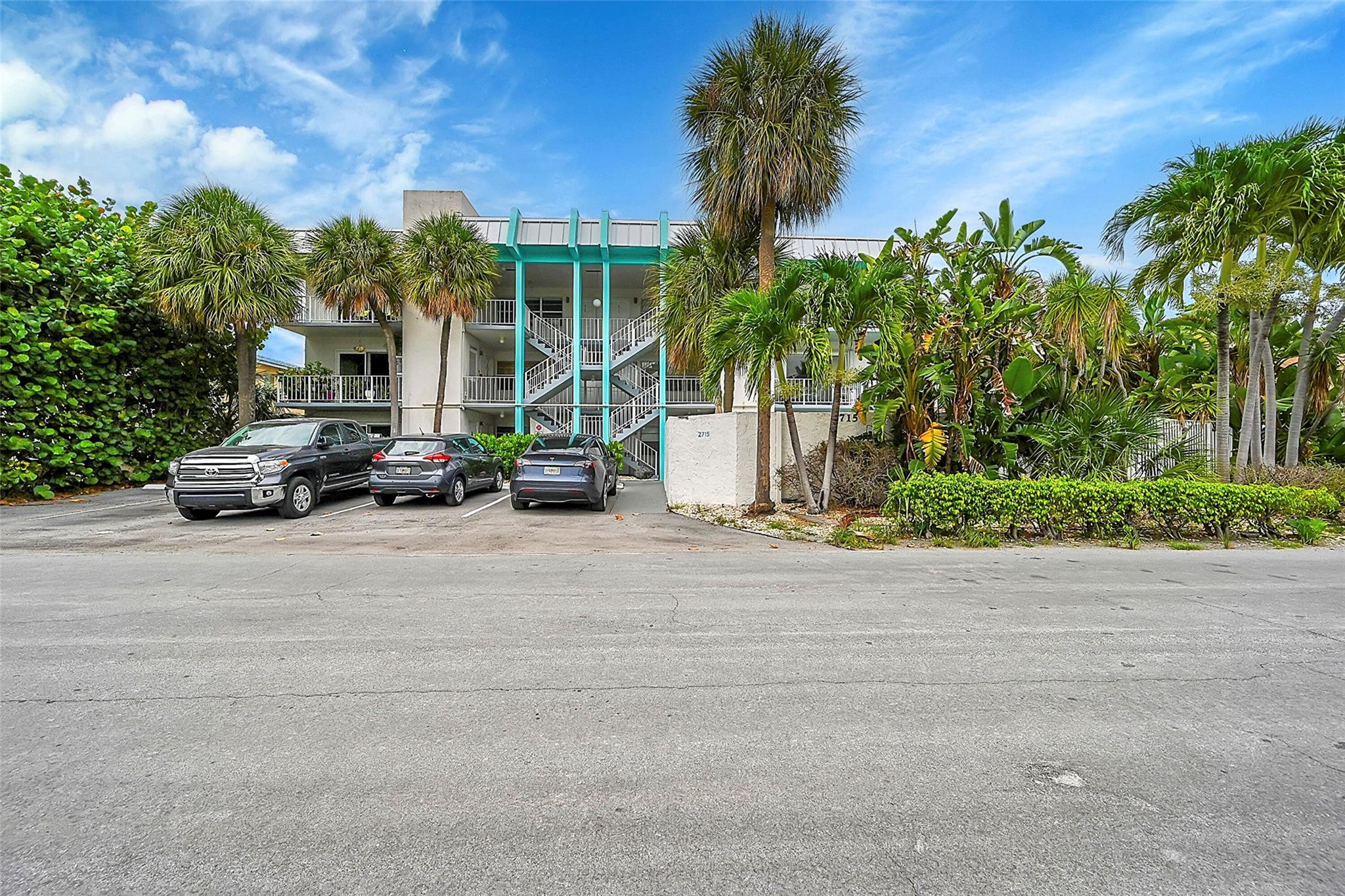 Foto de propiedad en 2715 NE 49th Street, Fort Lauderdale, FL 33308 Fort Lauderdale con MLS# 