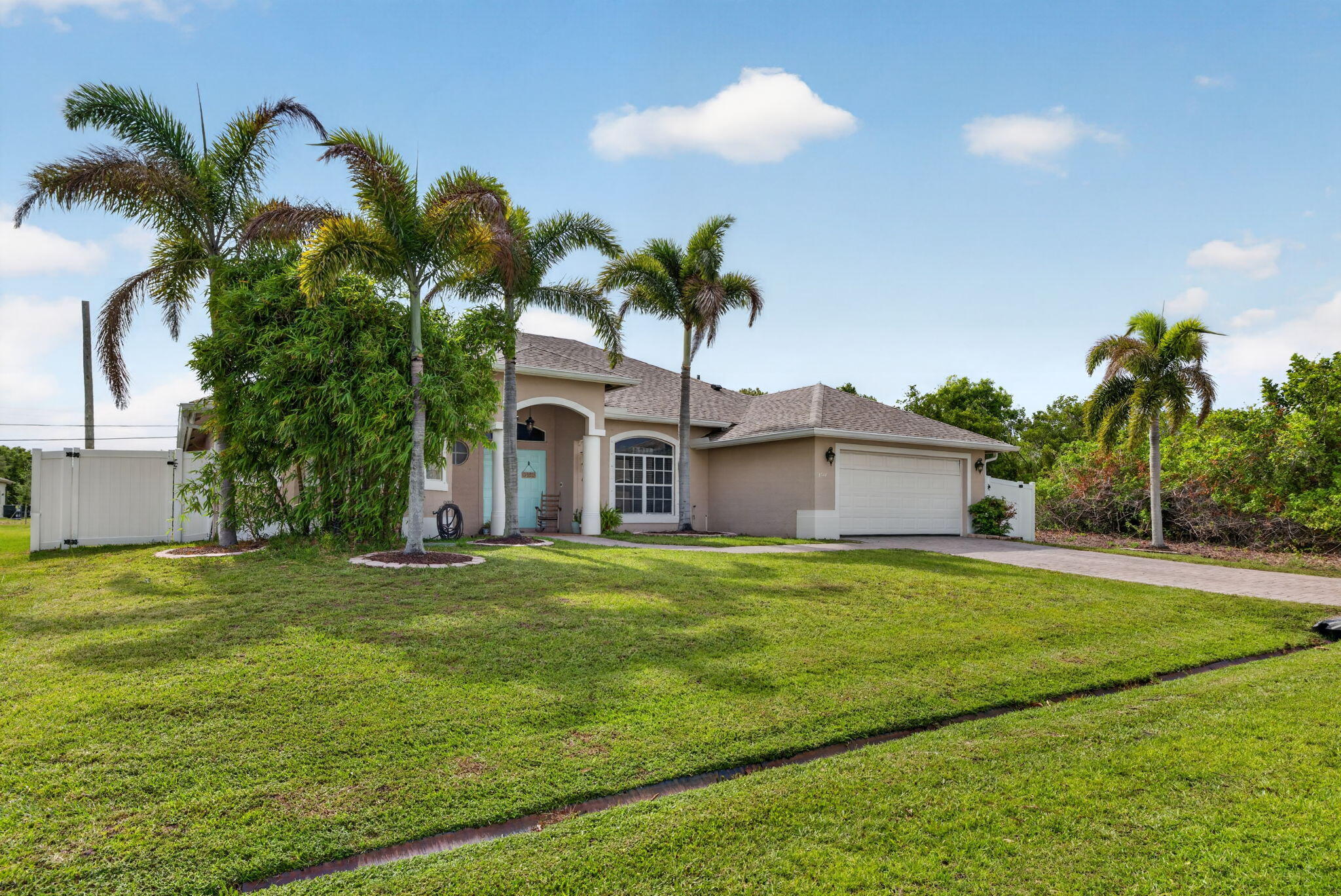 Foto de propiedad en 3744 SW Jamros Street, Port St. Lucie, FL 34953 Port St. Lucie con MLS# 
