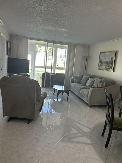 Foto de propiedad en 8020 Sunrise Lakes Drive N 111, Sunrise, FL 33322 Sunrise con MLS# 