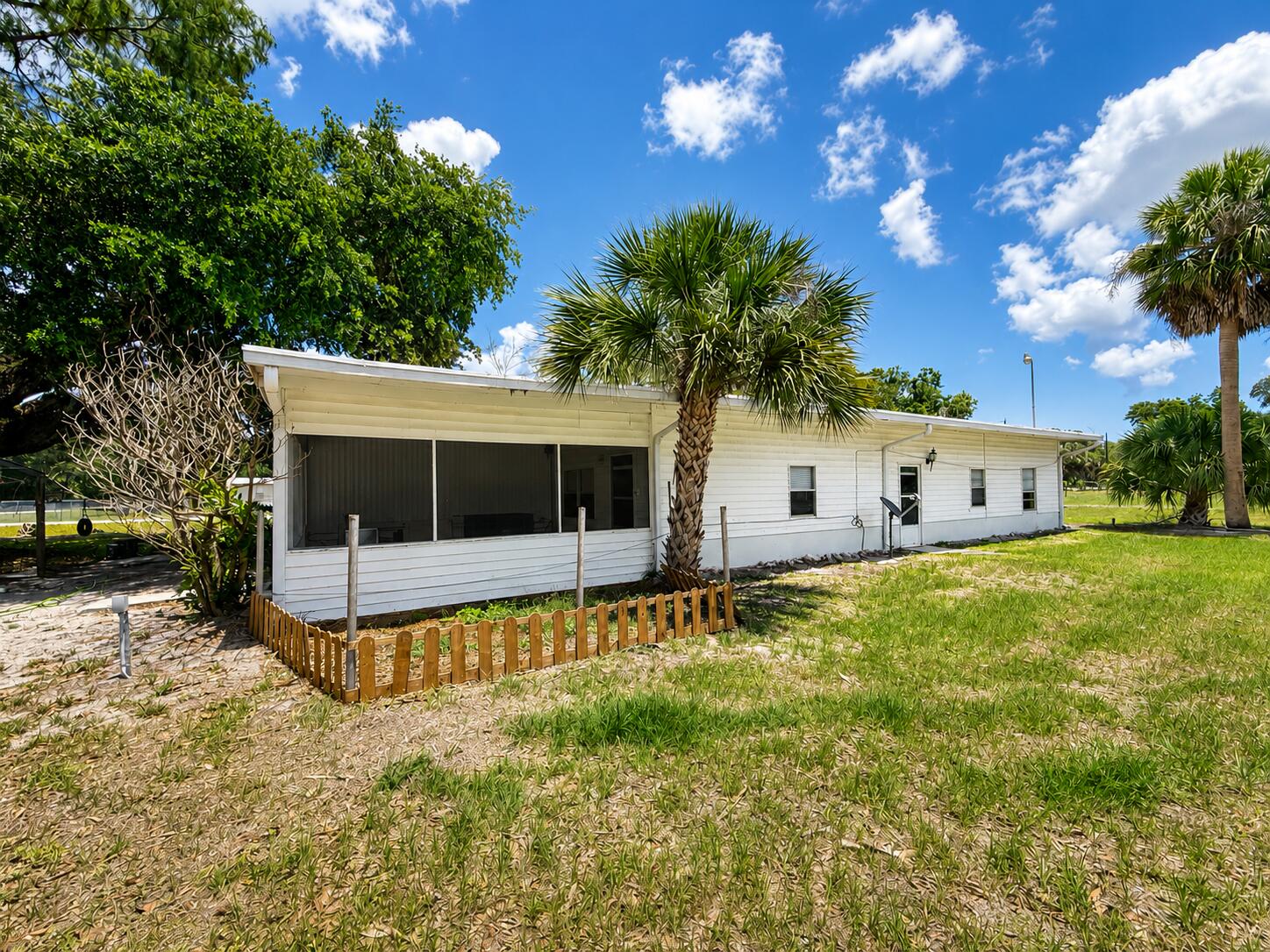 Foto de propiedad en 482 Palmetto Avenue, Palmdale, FL 33935 Palmdale con MLS# 