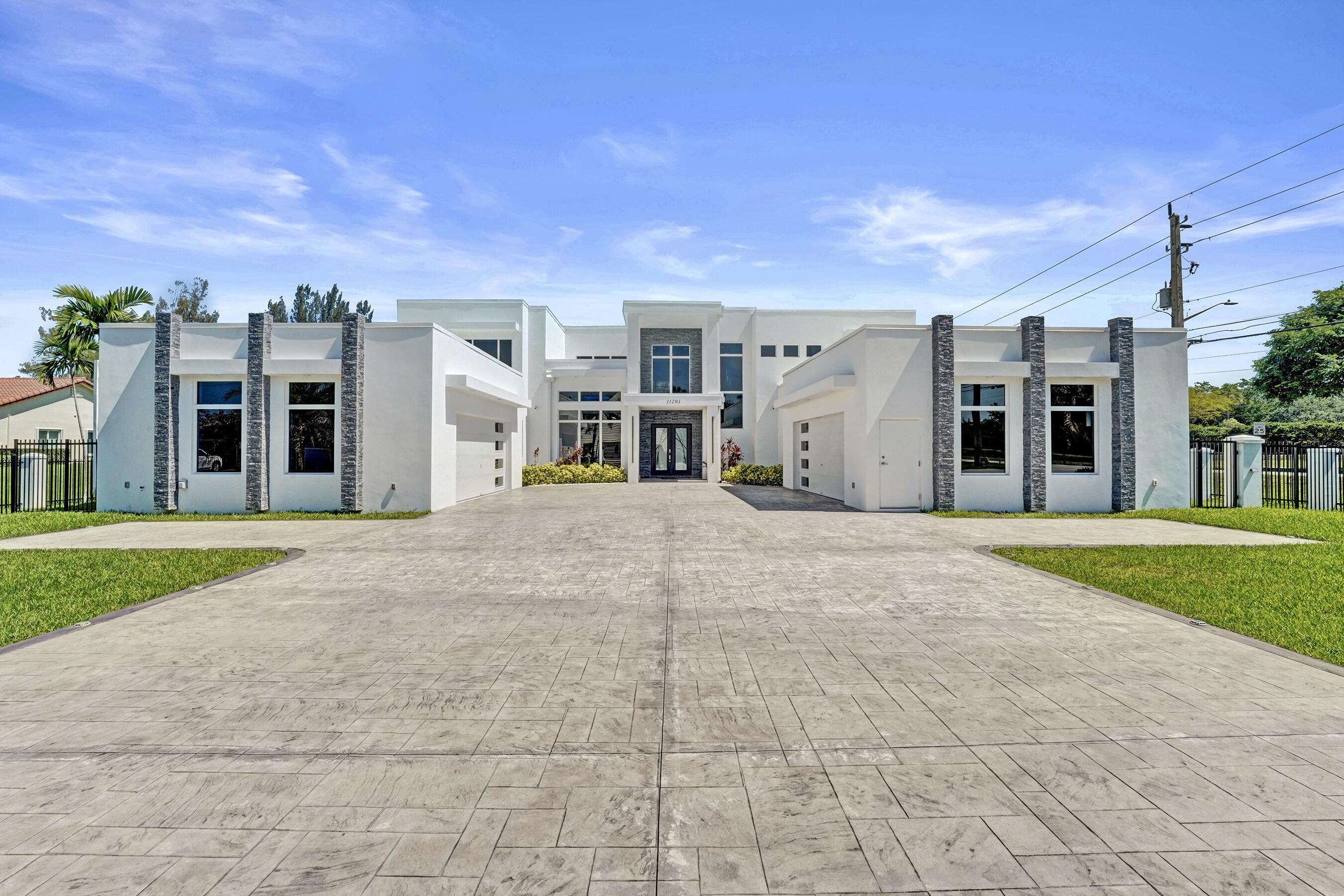 Foto de propiedad en 11201 SW 3rd Street, Plantation, FL 33325 Plantation con MLS# 