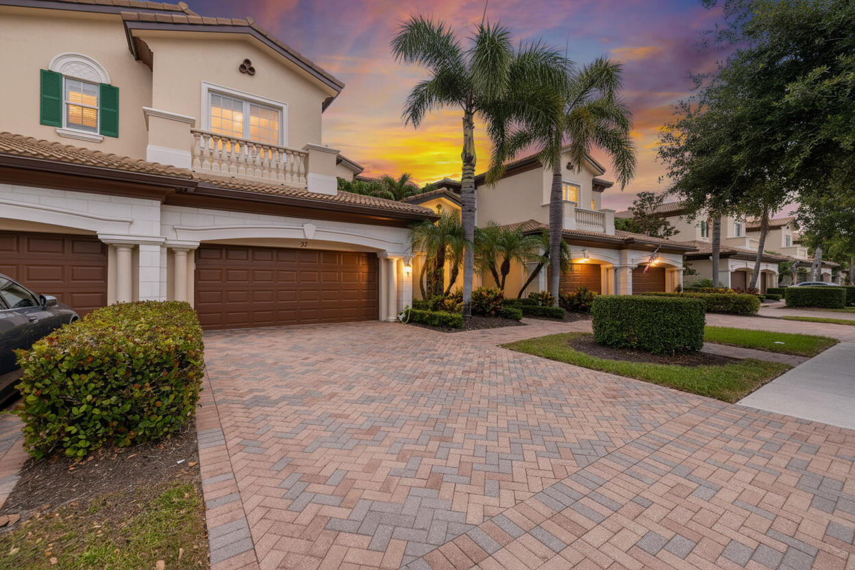 Foto de propiedad en 111 Tresana Boulevard 27, Jupiter, FL 33478 Jupiter con MLS# 