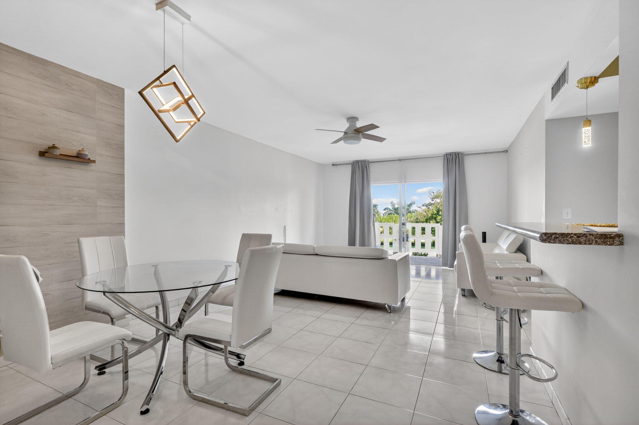 Foto de propiedad en 4330 Hillcrest Drive 302, Hollywood, FL 33021 Hollywood con MLS# 