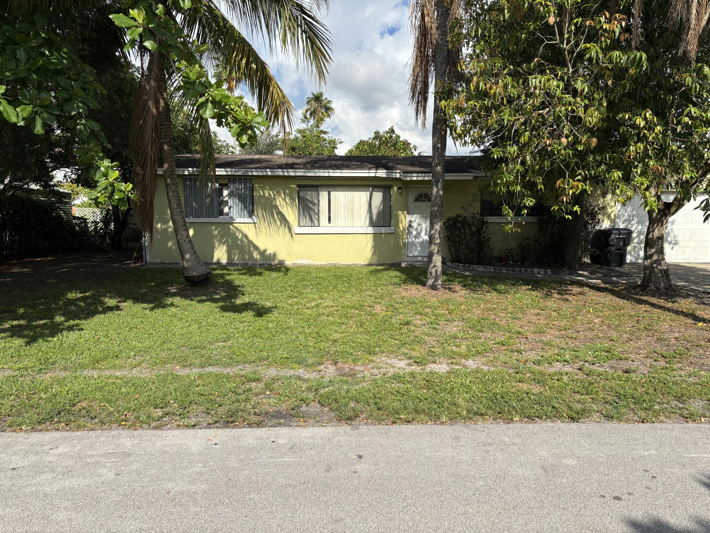 Foto de propiedad en 2201 W Carol Circle, West Palm Beach, FL 33415 West Palm Beach con MLS# 