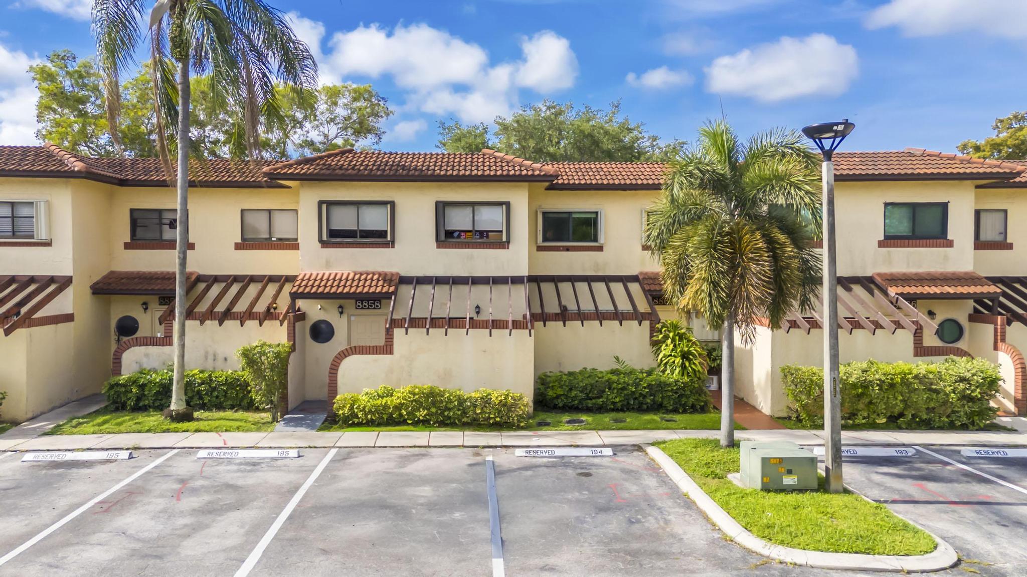 Alquilada 8858 NW 48th Street 8858, Sunrise, FL 33351, Sunrise, FL 33351