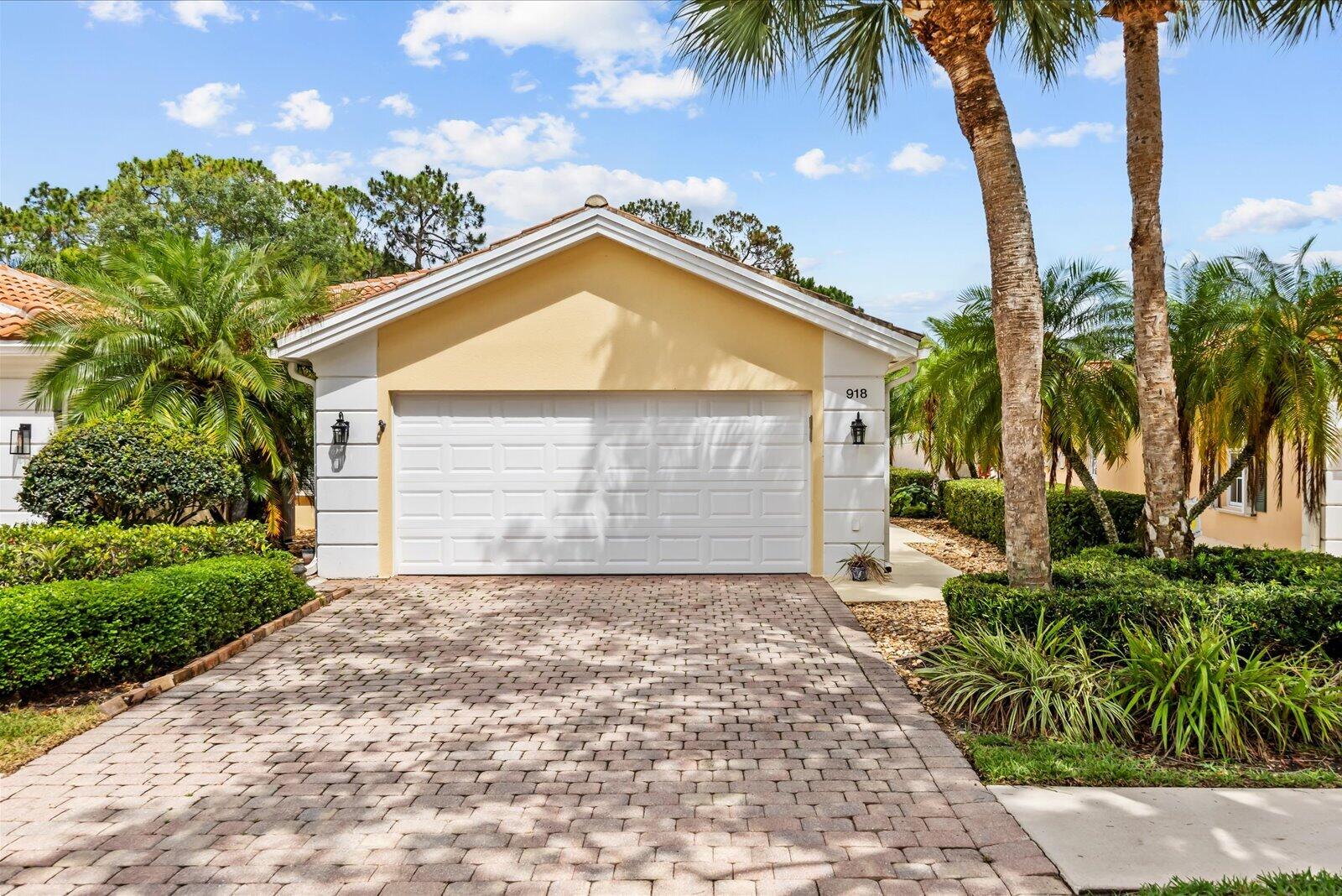 Foto de propiedad en 918 SW Balmoral Trace, Stuart, FL 34997 Stuart con MLS# 