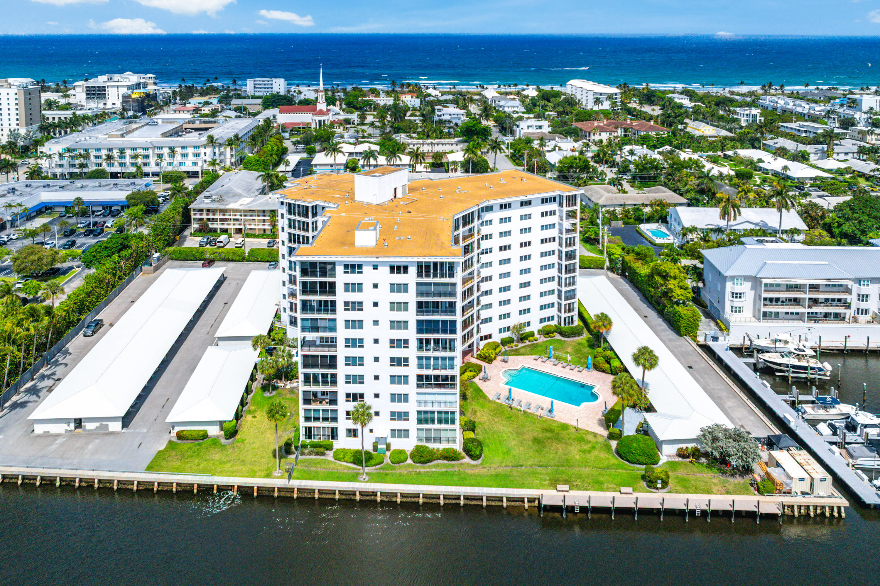 Foto de propiedad en 86 Macfarlane Drive 8f, Delray Beach, FL 33483 Delray Beach con MLS# 