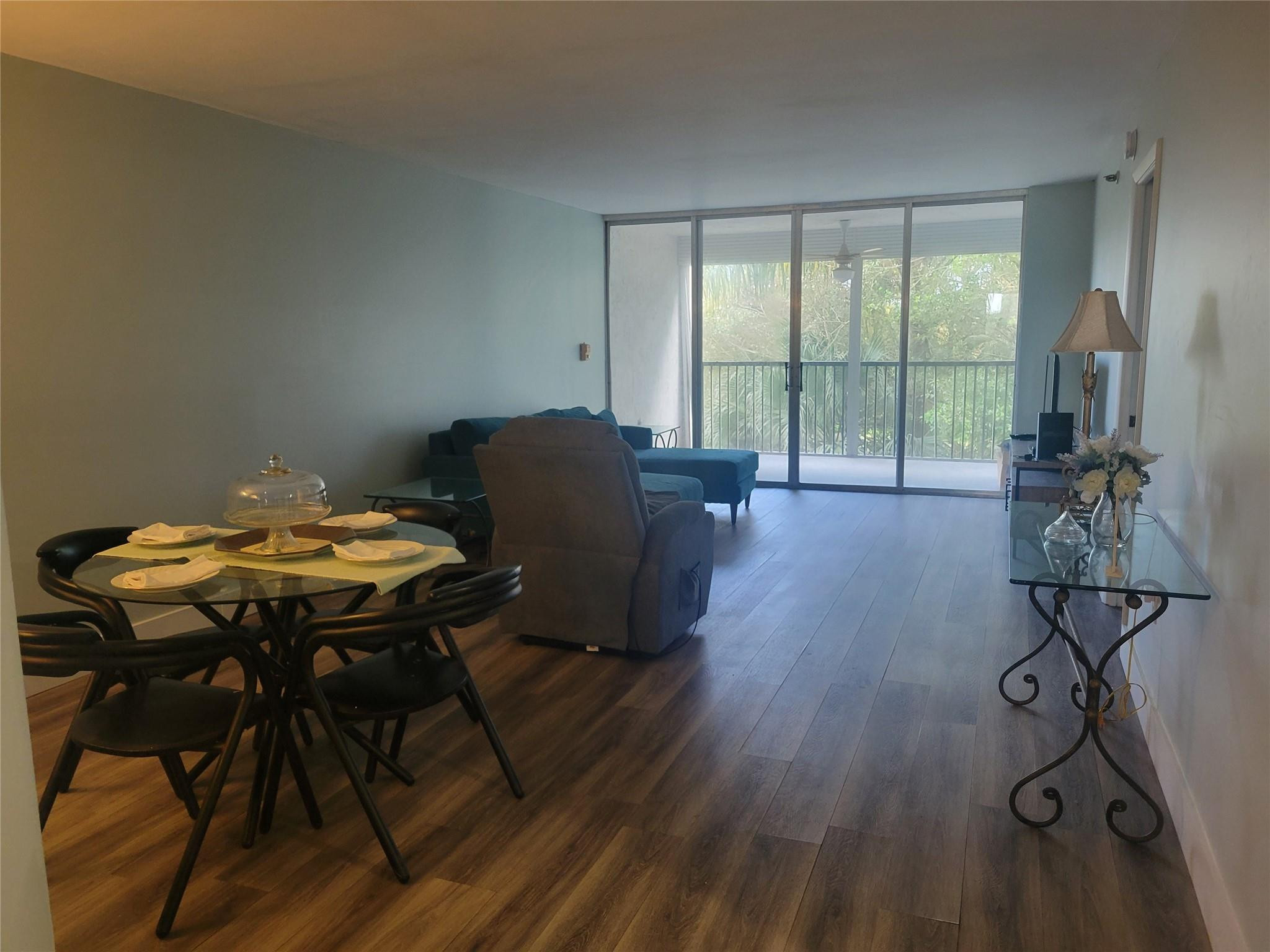Foto de propiedad en 3940 Inverrary Boulevard 407-a, Lauderhill, FL 33319 Lauderhill con MLS# 