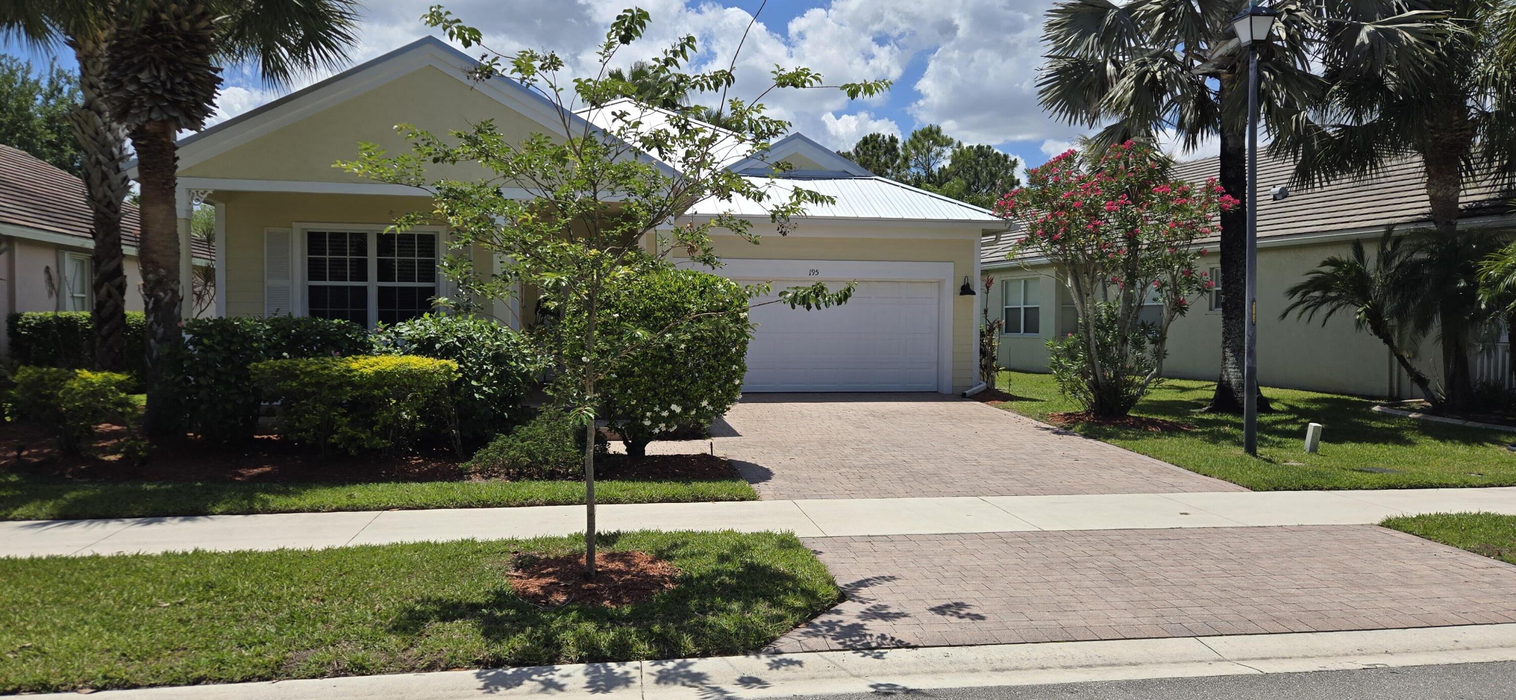 Foto de propiedad en 195 NW Willow Grove Avenue, Port St. Lucie, FL 34986 Port St. Lucie con MLS# 