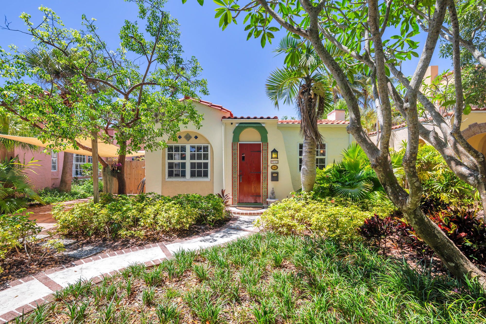 Foto de propiedad en 714 Sunset Road, West Palm Beach, FL 33401 West Palm Beach con MLS# 