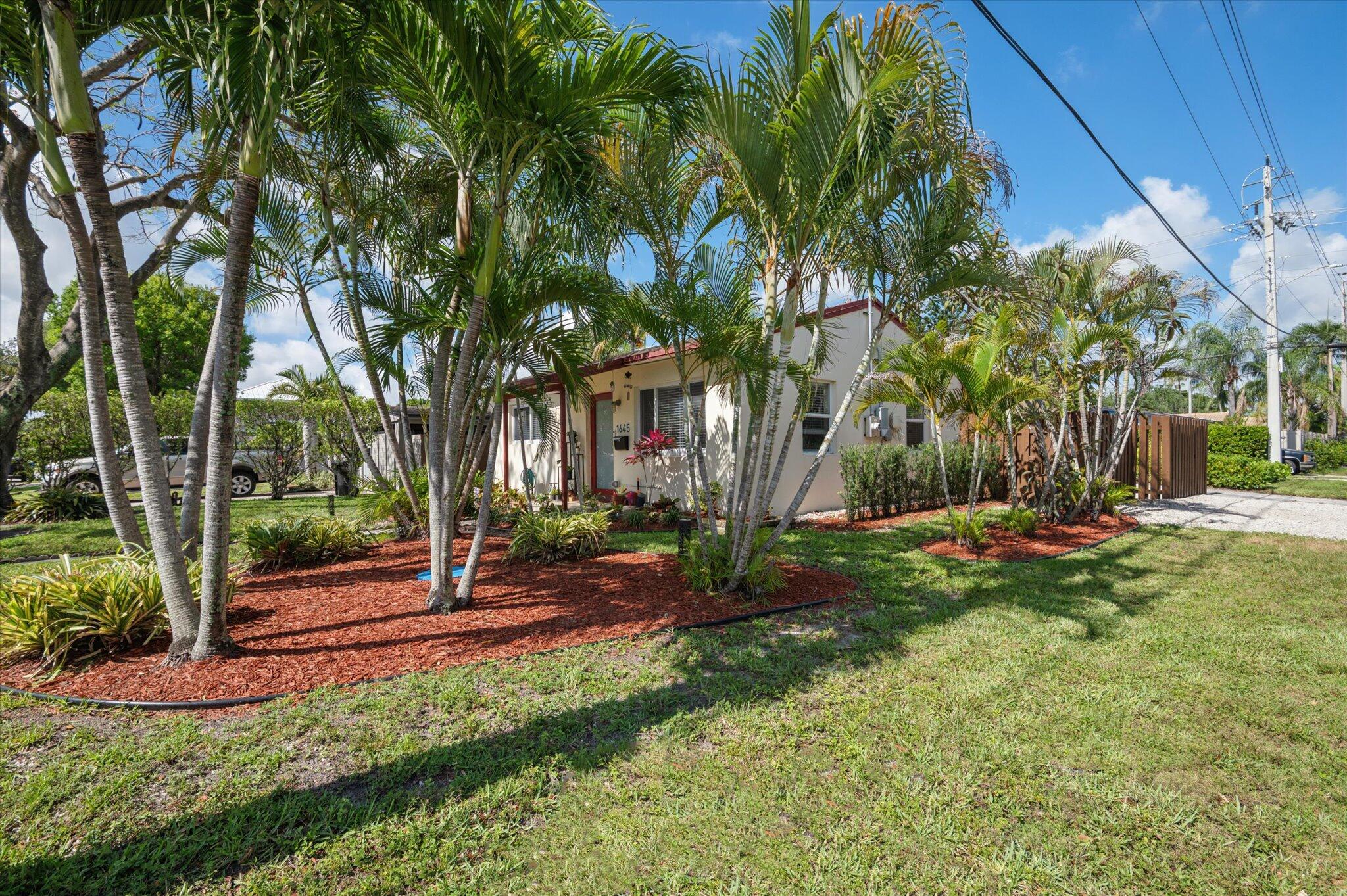 Foto de propiedad en 1645 NE 16th Avenue, Fort Lauderdale, FL 33305 Fort Lauderdale con MLS# 