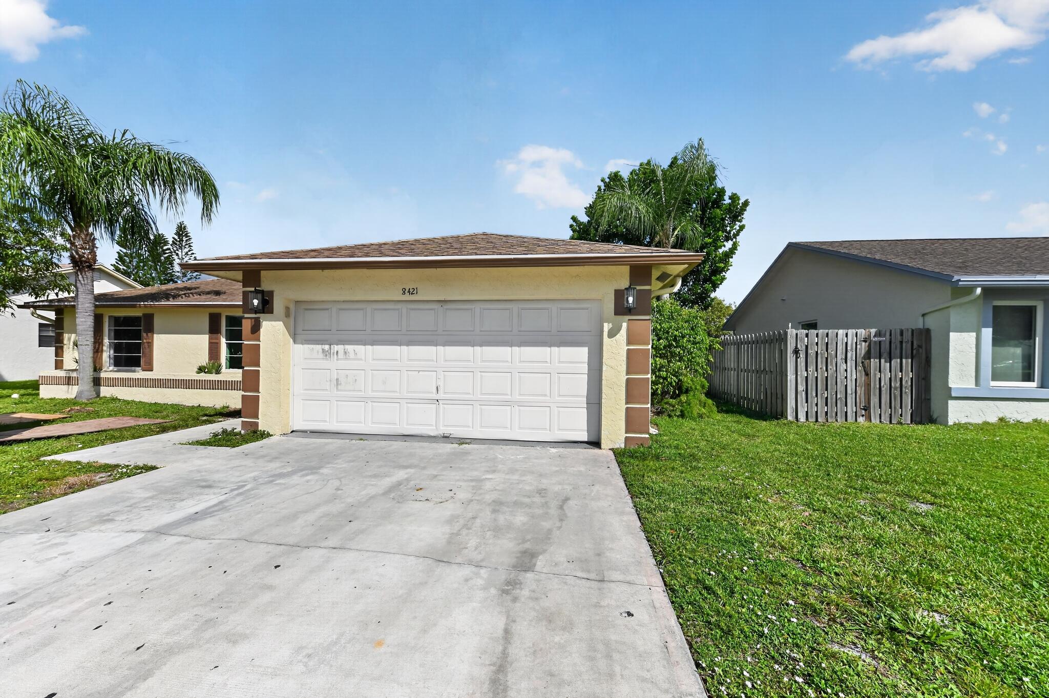 Foto de propiedad en 8421 Winnipesaukee Way, Lake Worth, FL 33467 Lake Worth con MLS# 