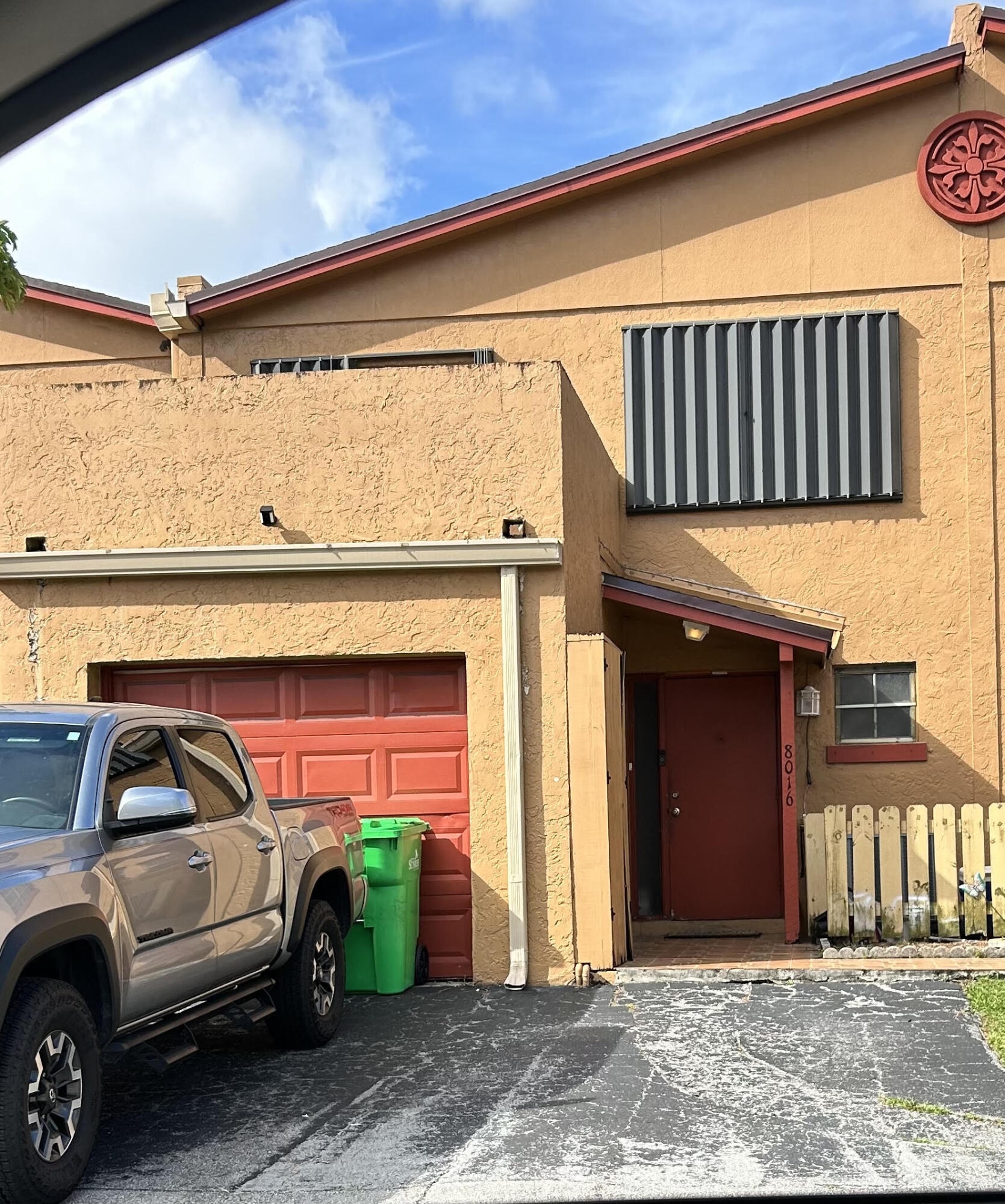 Foto de propiedad en 8016 NW 27th Court, Sunrise, FL 33322 Sunrise con MLS# 