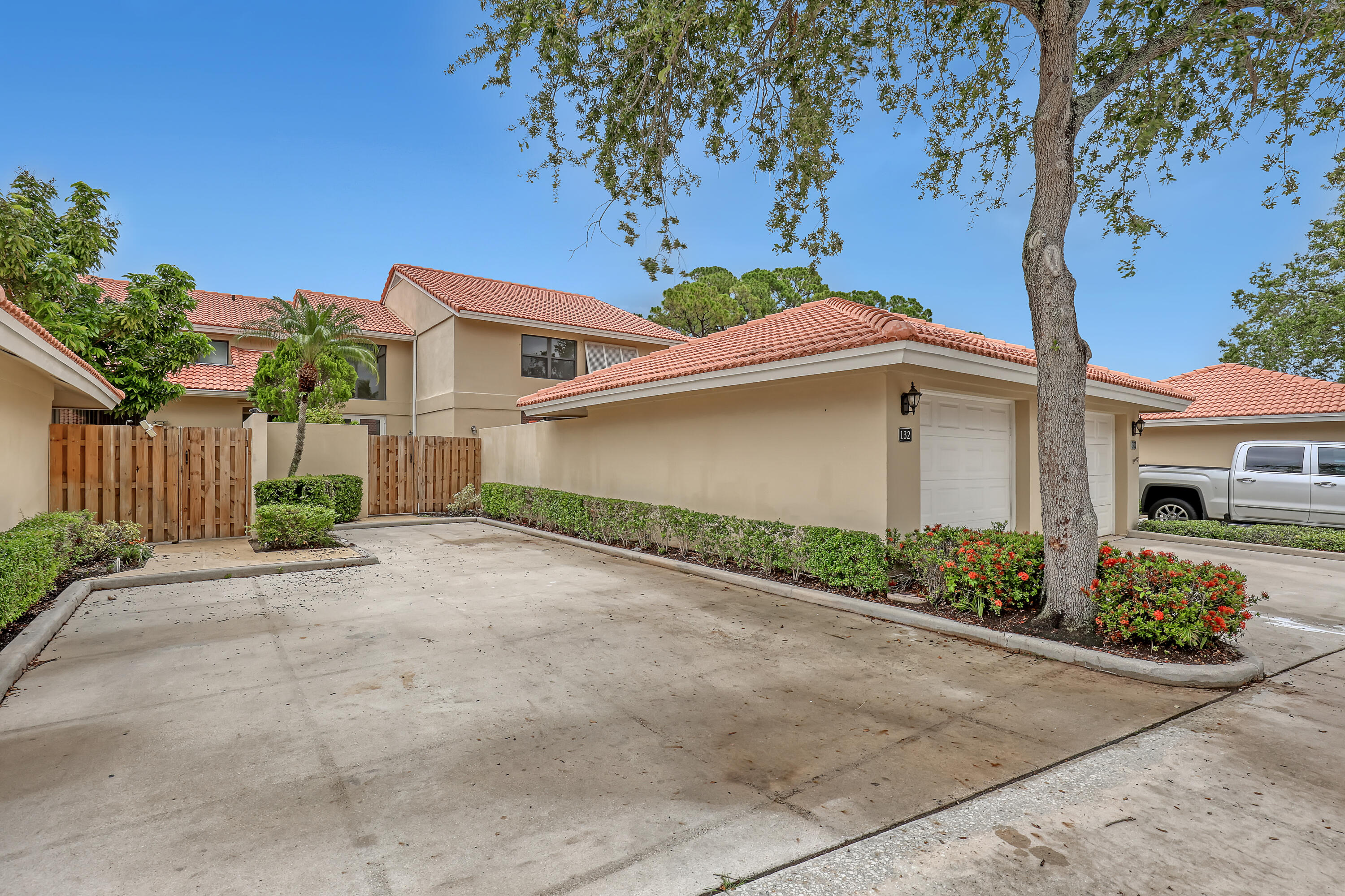 Foto de propiedad en 132 Old Meadow Way, Palm Beach Gardens, FL 33418 Palm Beach Gardens con MLS# 