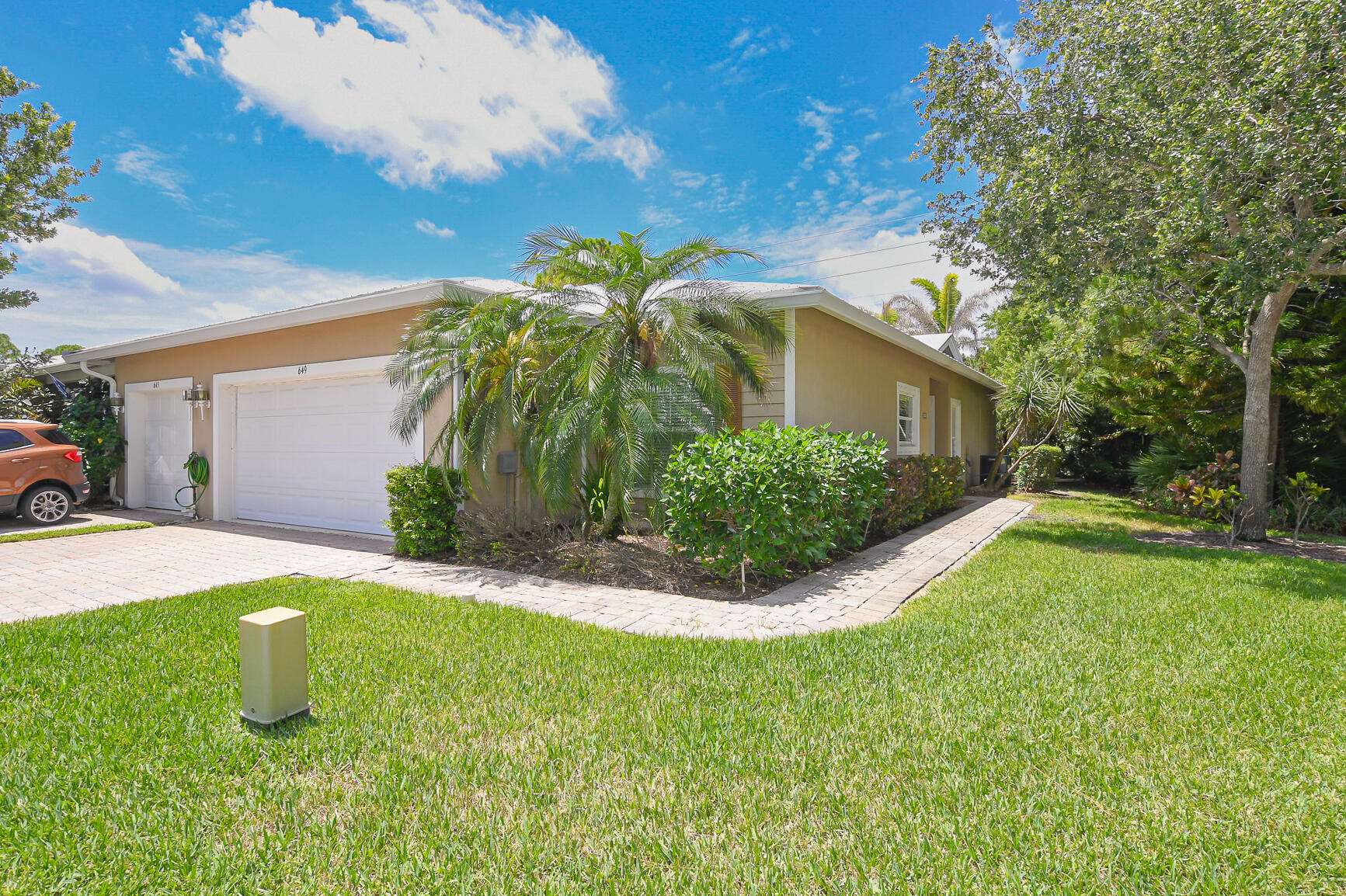 Foto de propiedad en 649 NE Bent Paddle Lane, Port St. Lucie, FL 34983 Port St. Lucie con MLS# 