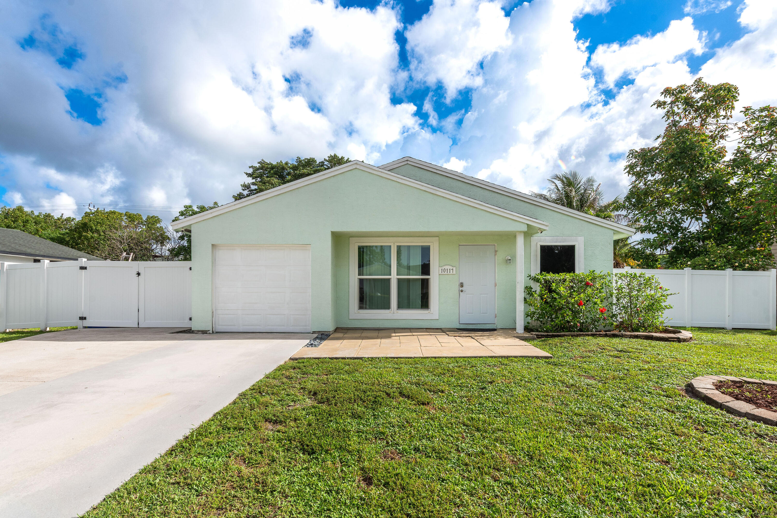 Foto de propiedad en 10117 Mikado Lane, Royal Palm Beach, FL 33411 Royal Palm Beach con MLS# 