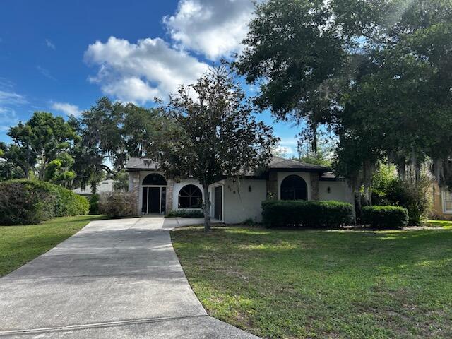 Foto de propiedad en 108 Greentree Lane, Yalaha, FL 34797 Yalaha con MLS# 