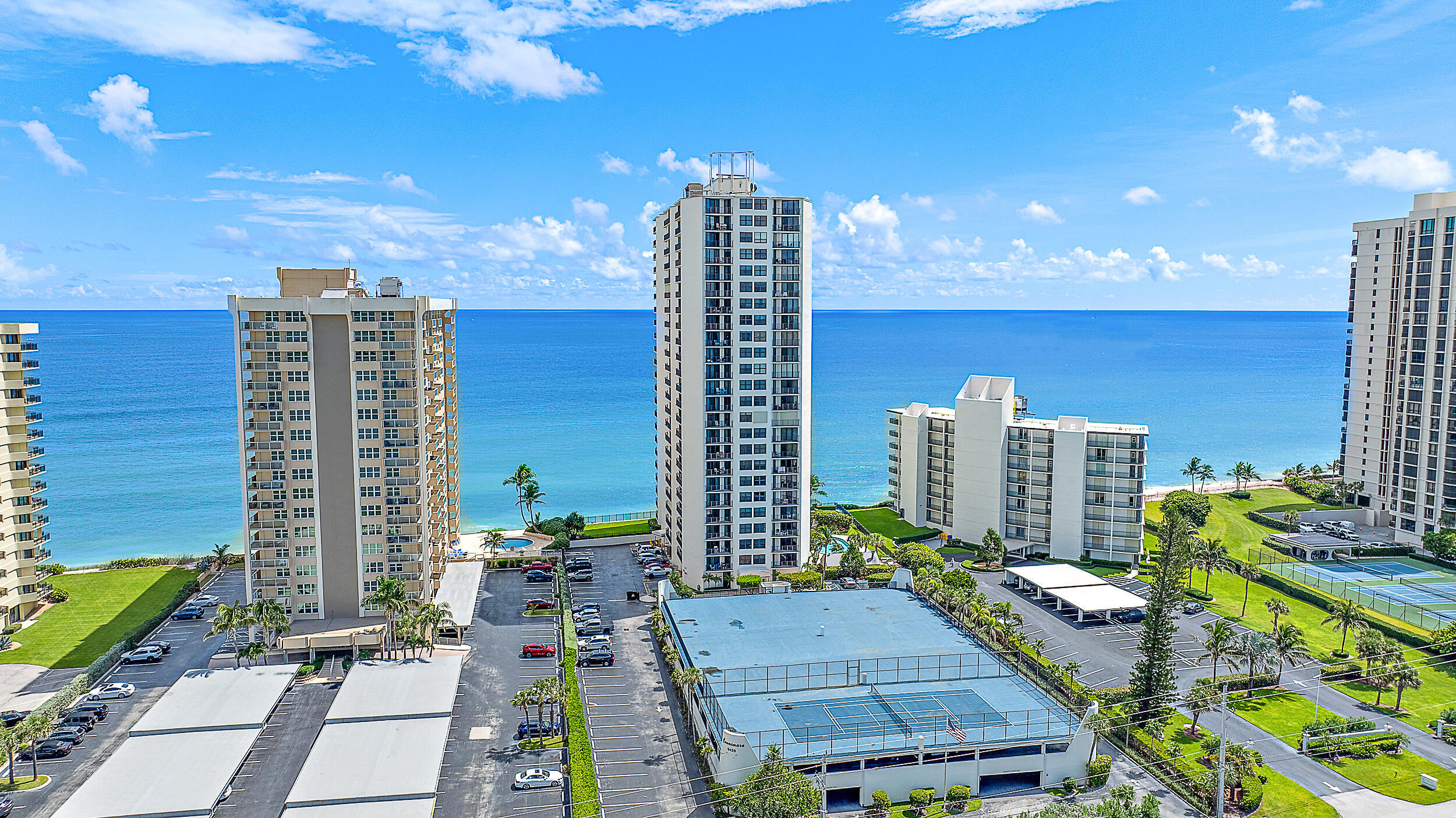 Foto de propiedad en 5420 N Ocean Drive 305, Singer Island, FL 33404 Singer Island con MLS# 