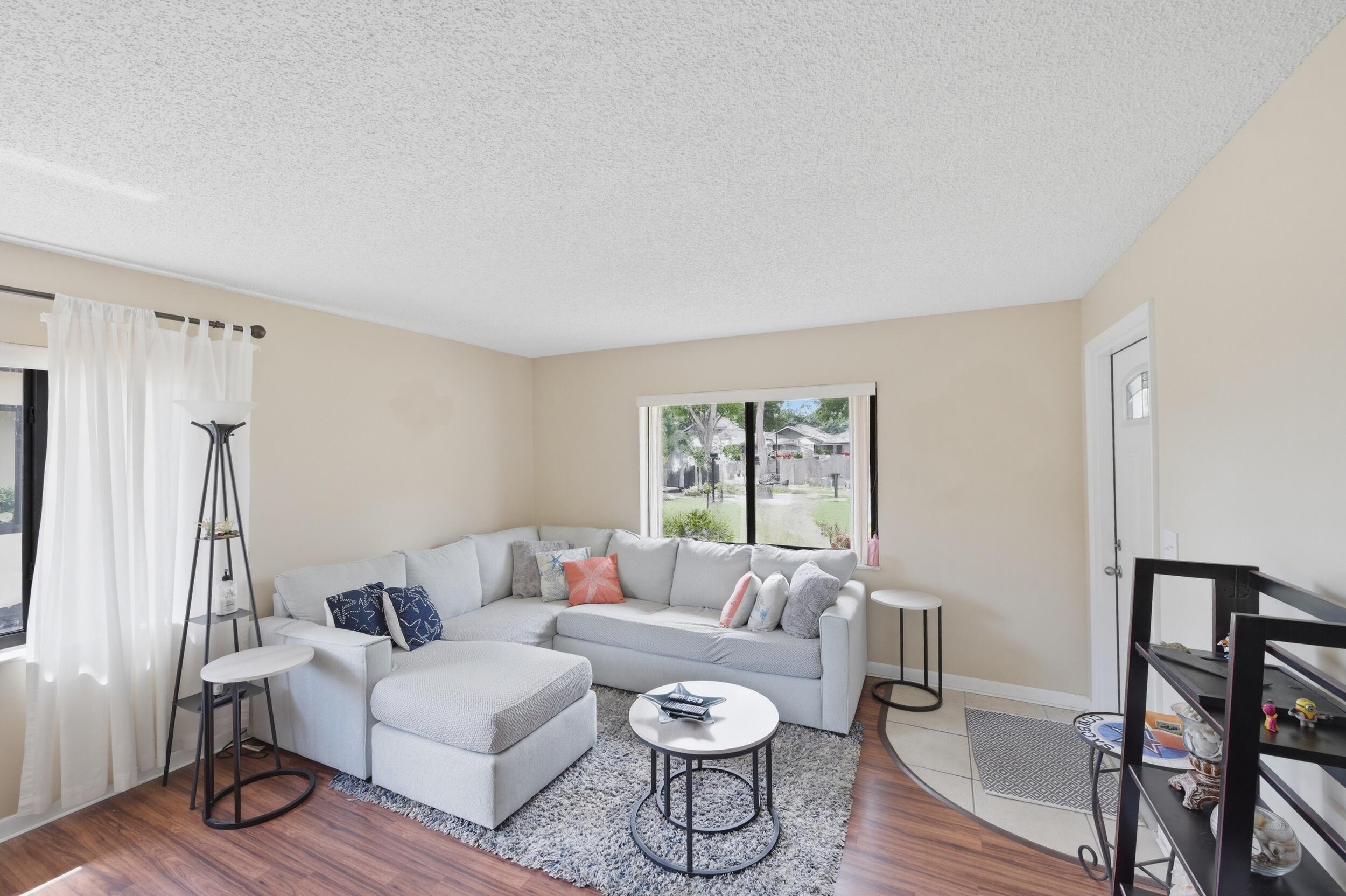Foto de propiedad en 10222 Pine Drive, Boynton Beach, FL 33437 Boynton Beach con MLS# 