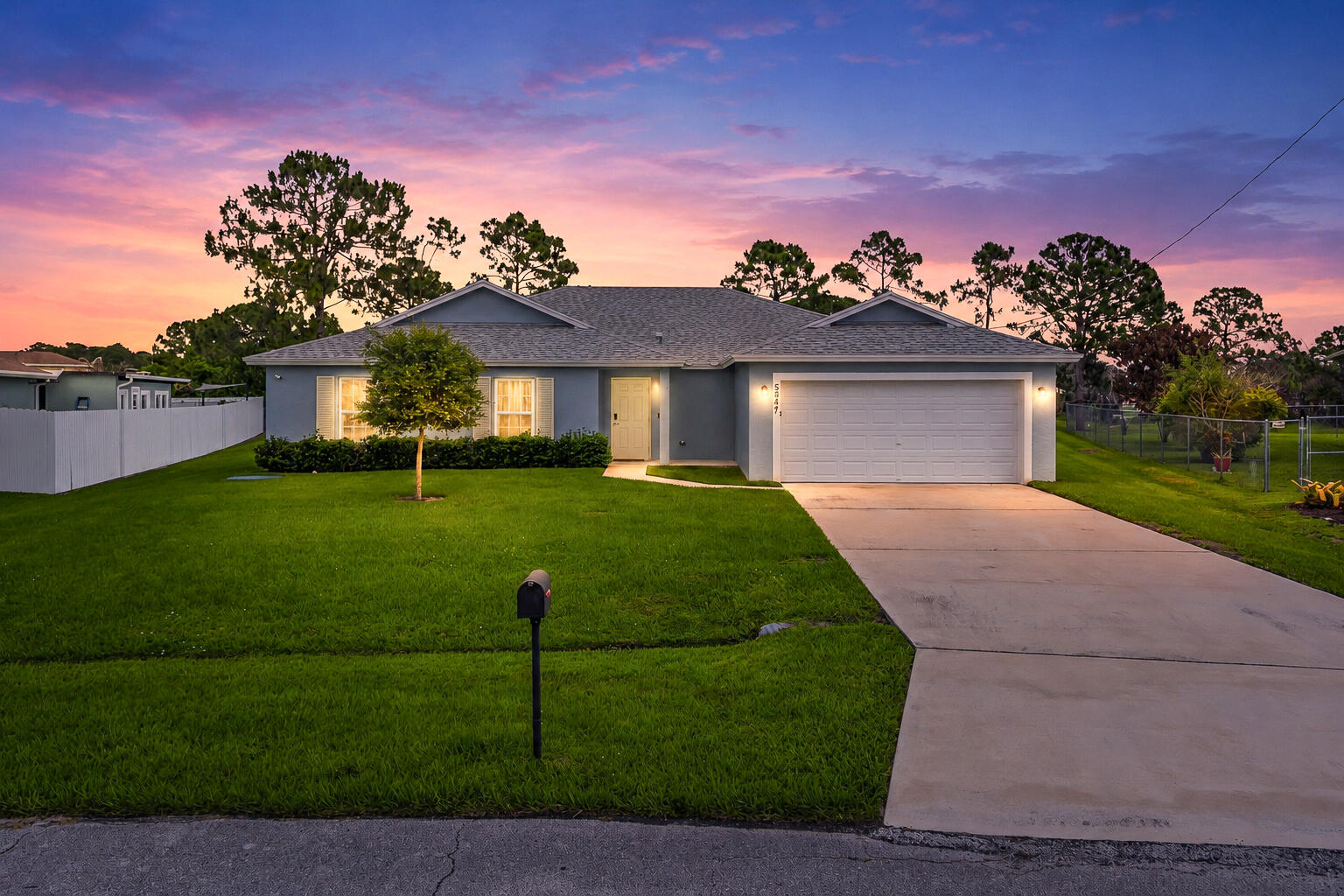 Foto de propiedad en 5847 NW Gillespie Avenue, Port St. Lucie, FL 34986 Port St. Lucie con MLS# 