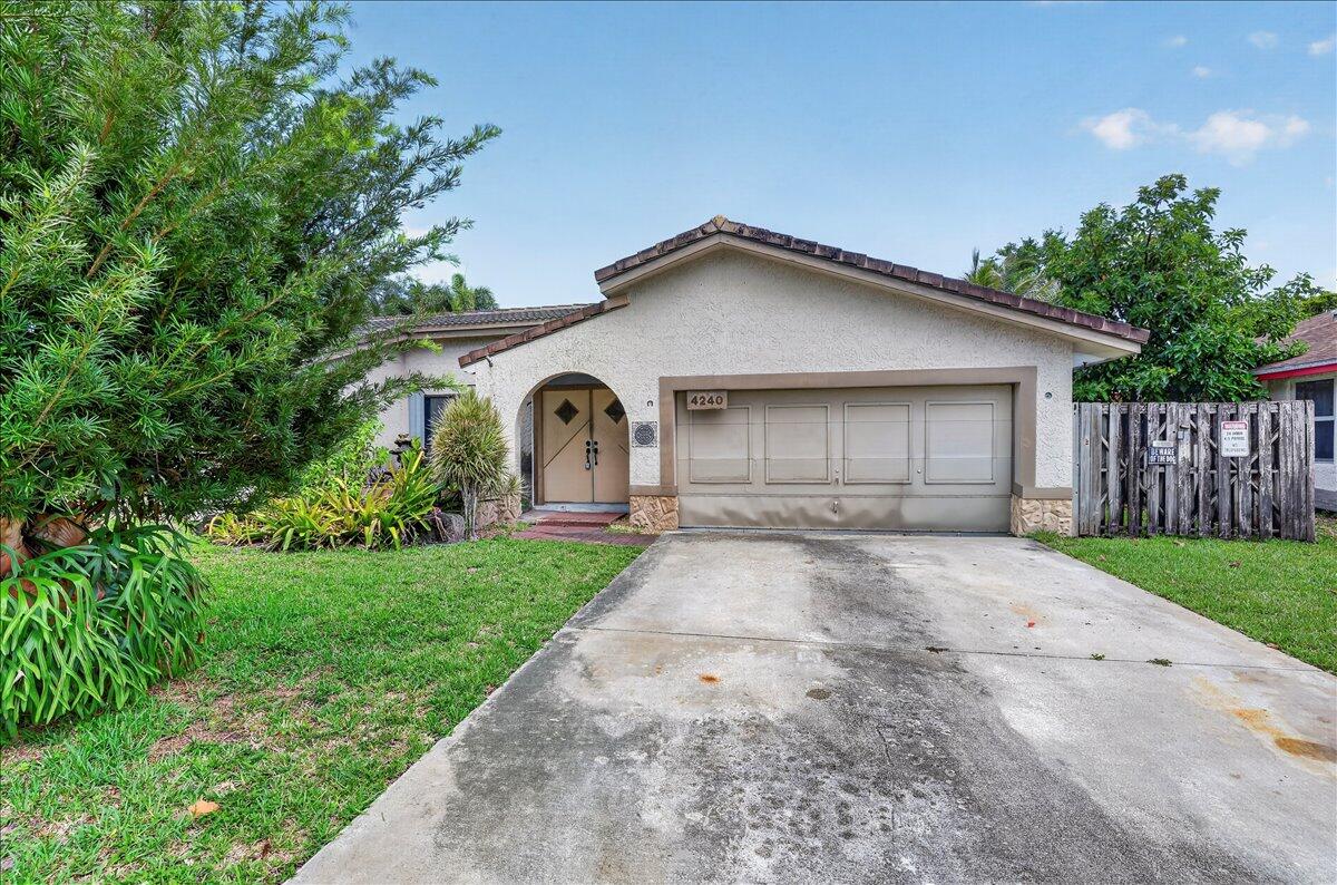 Foto de propiedad en 4240 NW 74th Avenue, Lauderhill, FL 33319 Lauderhill con MLS# 