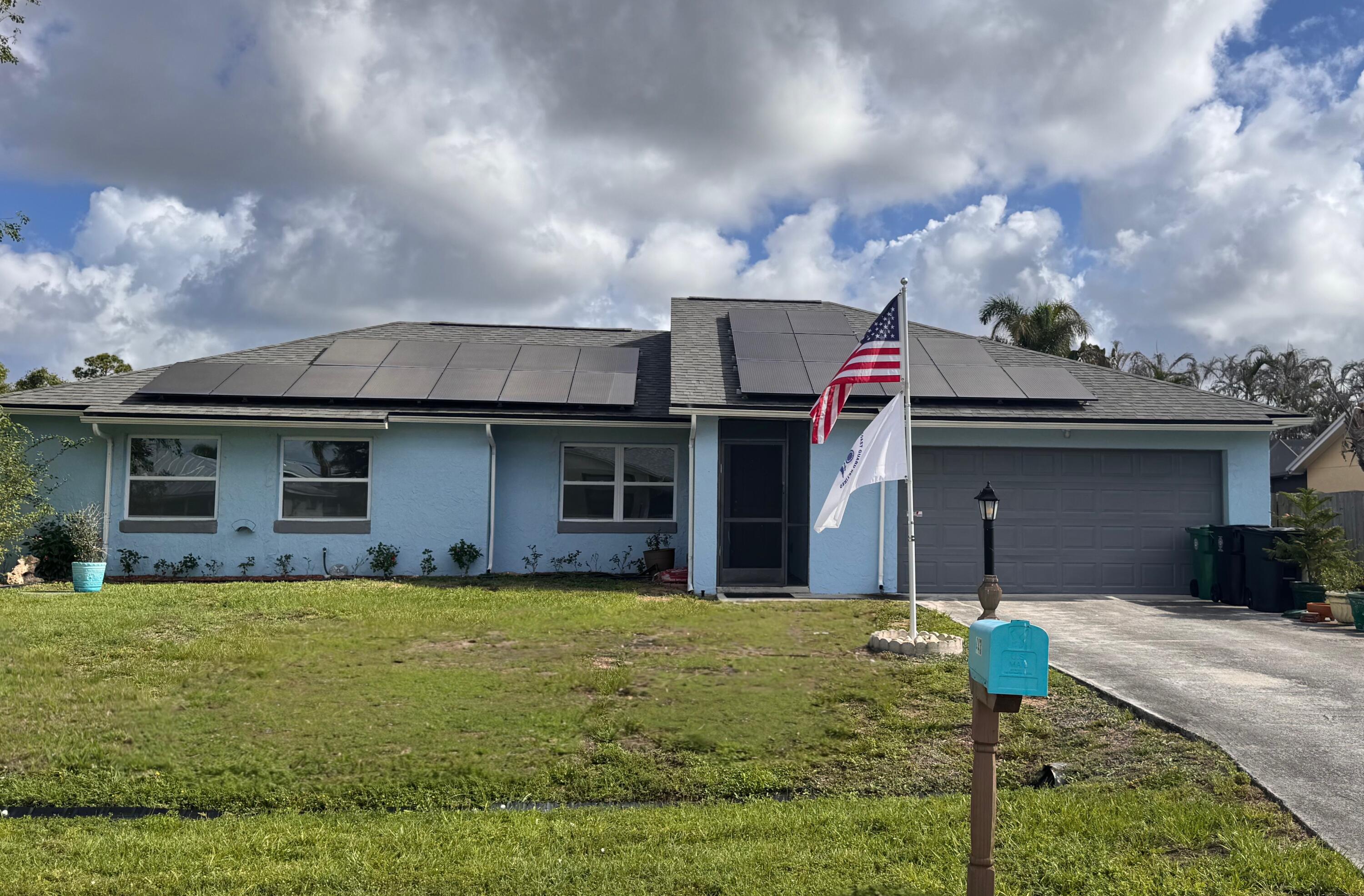 Foto de propiedad en 443 SE Langfield Avenue, Port St. Lucie, FL 34984 Port St. Lucie con MLS# 