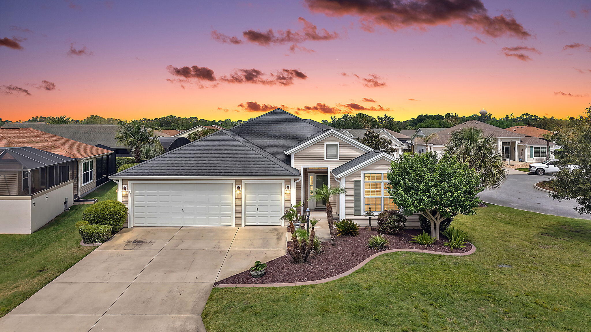 Foto de propiedad en 3746 New Moon Avenue, The Villages, FL 32163 The Villages con MLS# 