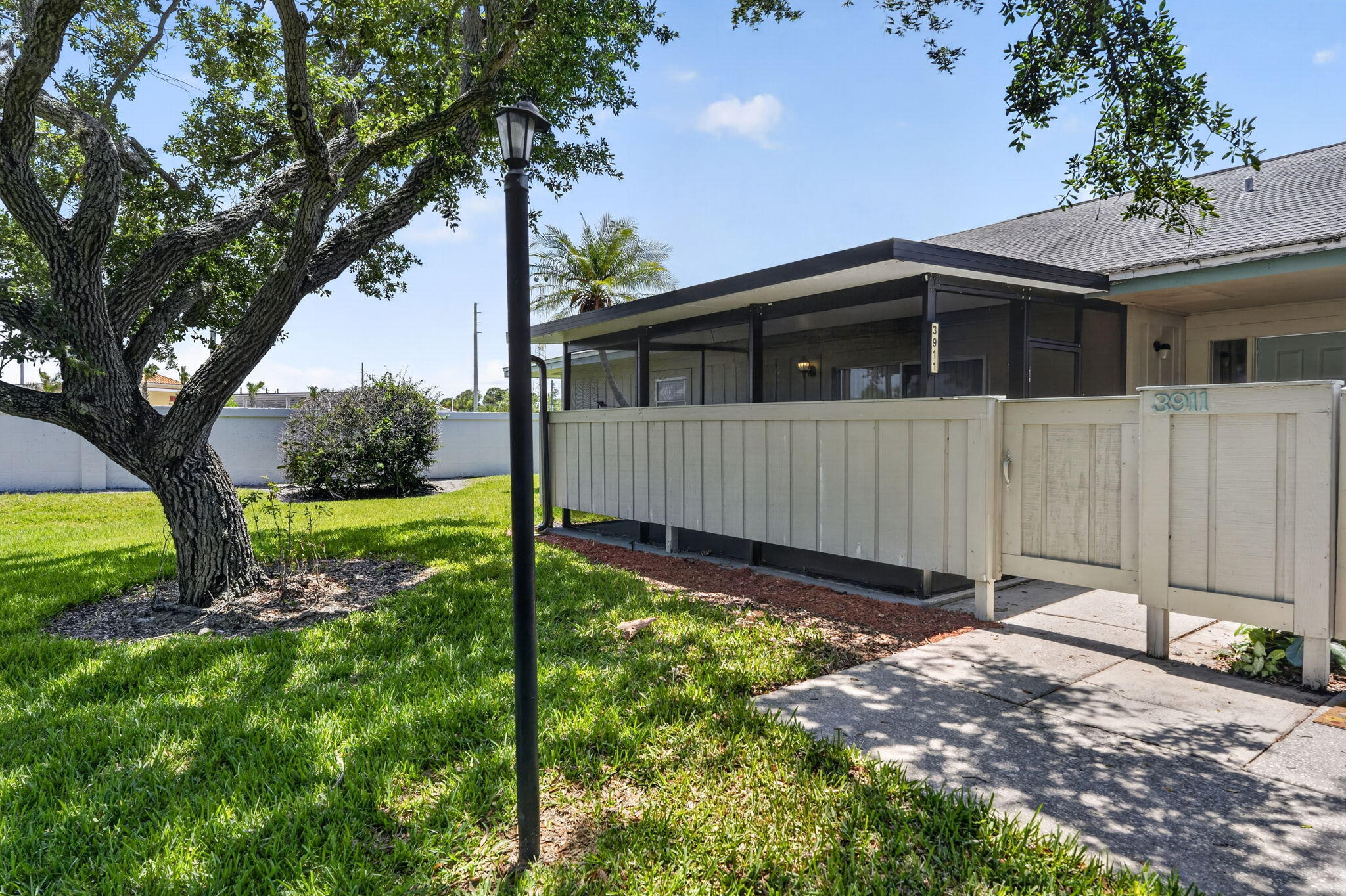 Foto de propiedad en 3911 NW Cinnamon Tree Circle, Jensen Beach, FL 34957 Jensen Beach con MLS# 