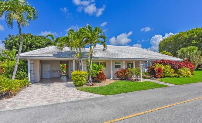 Foto de propiedad en 437 French Royale Circle, Atlantis, FL 33462 Atlantis con MLS# 