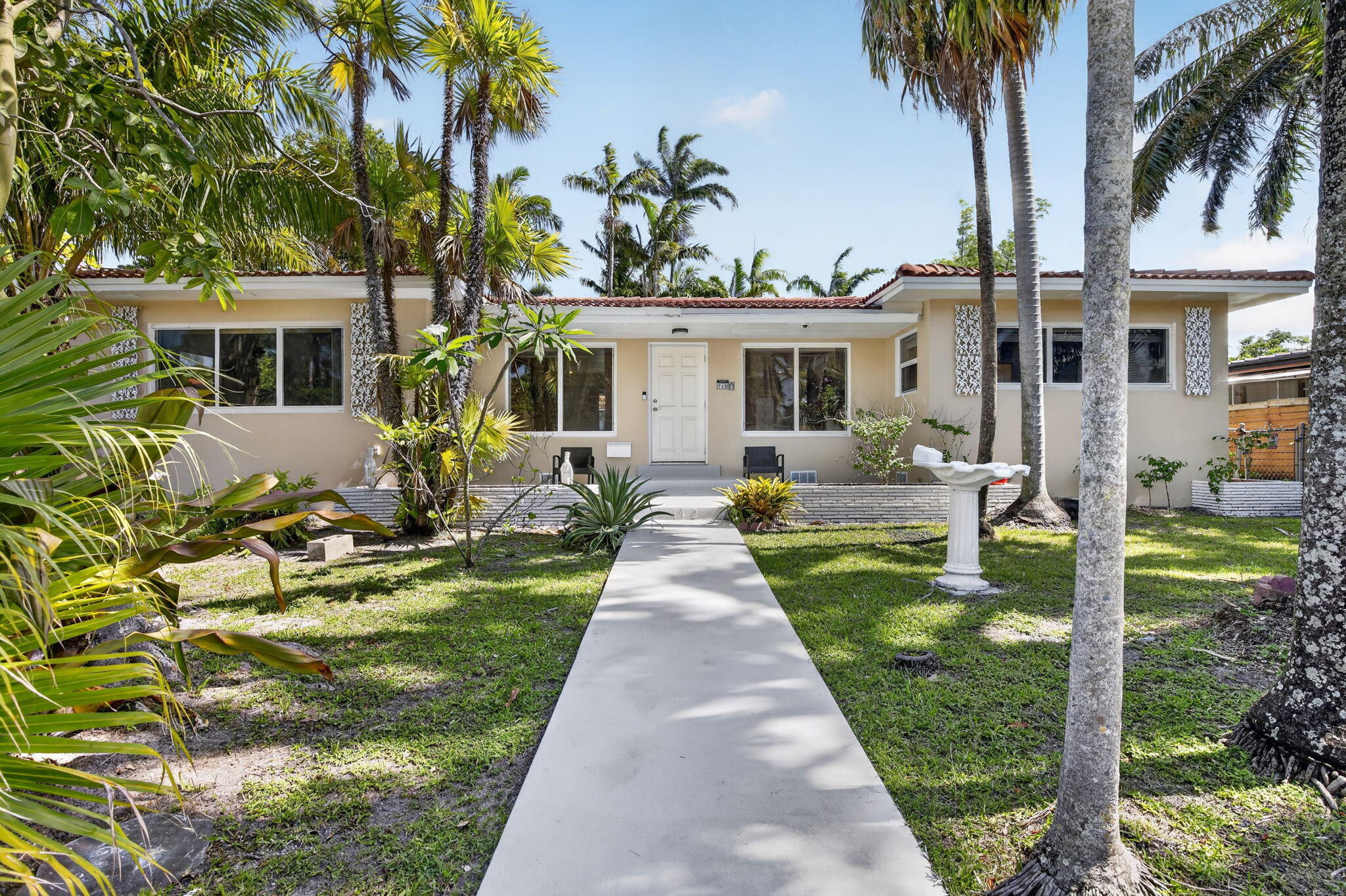 Foto de propiedad en 742 Hollywood Boulevard, Hollywood, FL 33019 Hollywood con MLS# 