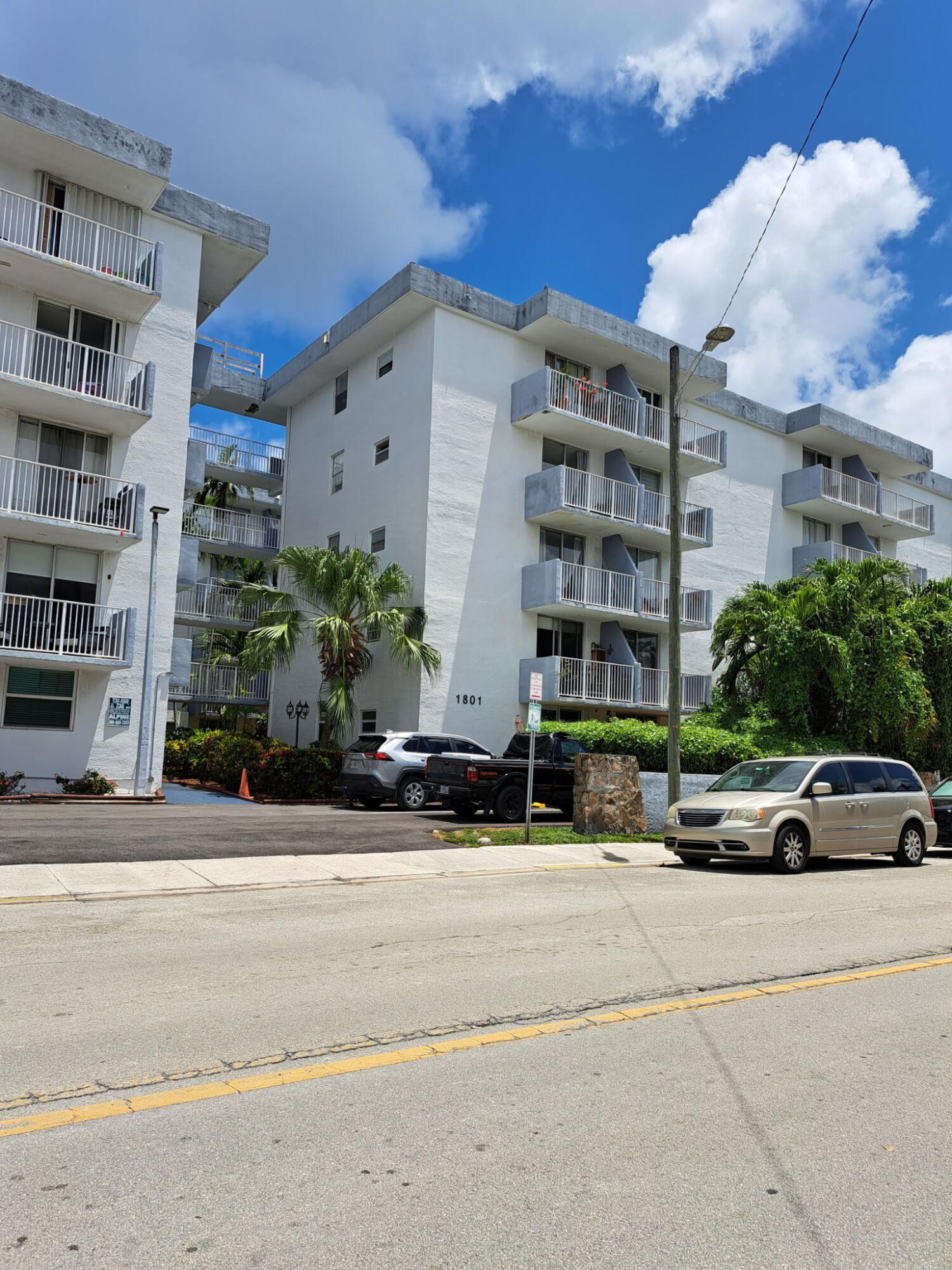 Foto de propiedad en 1801 S Treasure Drive, North Bay Village, FL 33141 North Bay Village con MLS# 