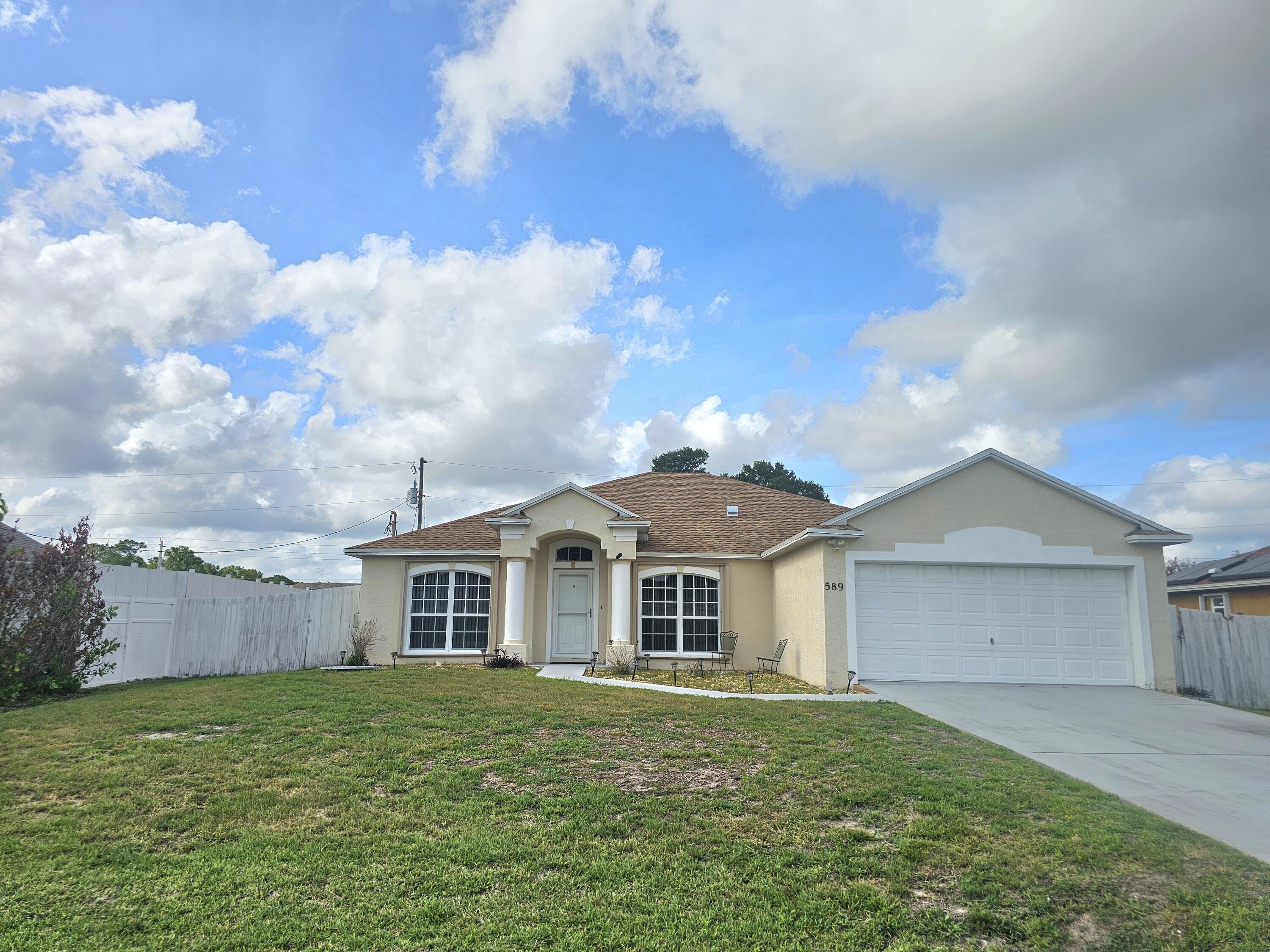 Foto de propiedad en 589 NW Fairfax Avenue, Port St. Lucie, FL 34983 Port St. Lucie con MLS# 