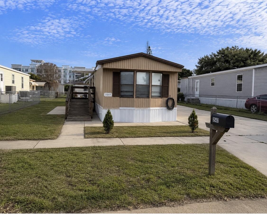 Foto de propiedad en 2547 Chatham Way NE, Palm Bay, FL 32905 Palm Bay con MLS# 