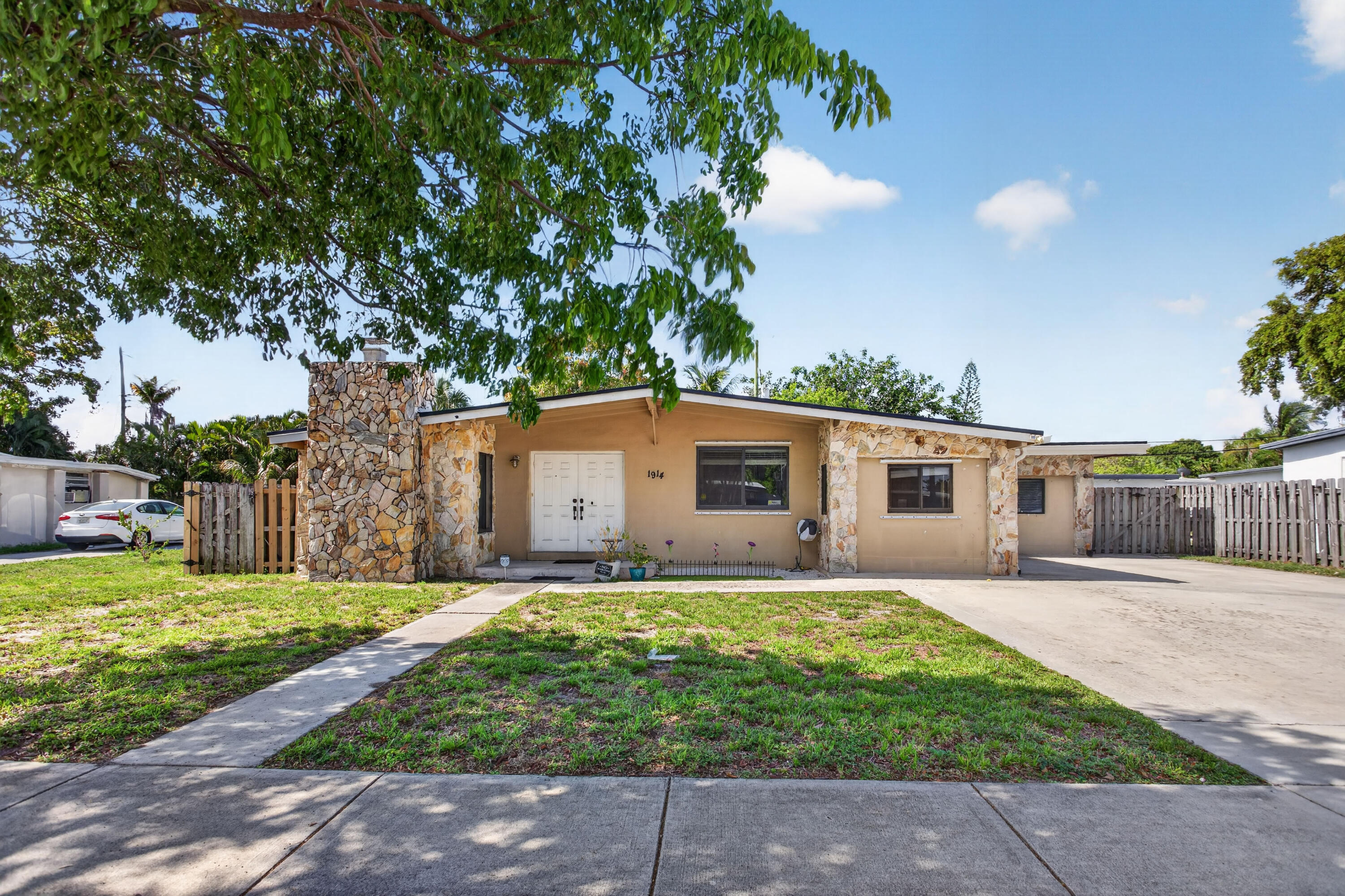 Foto de propiedad en 1914 NE 53rd Court, Pompano Beach, FL 33064 Pompano Beach con MLS# 
