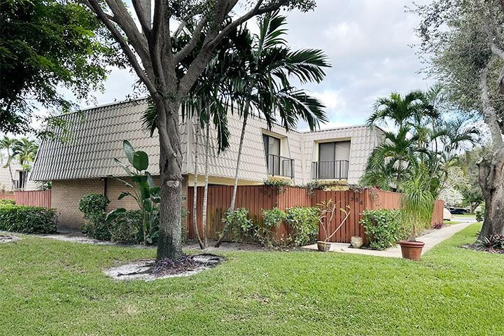 Foto de propiedad en 1700 Embassy Drive 504, West Palm Beach, FL 33401 West Palm Beach con MLS# 