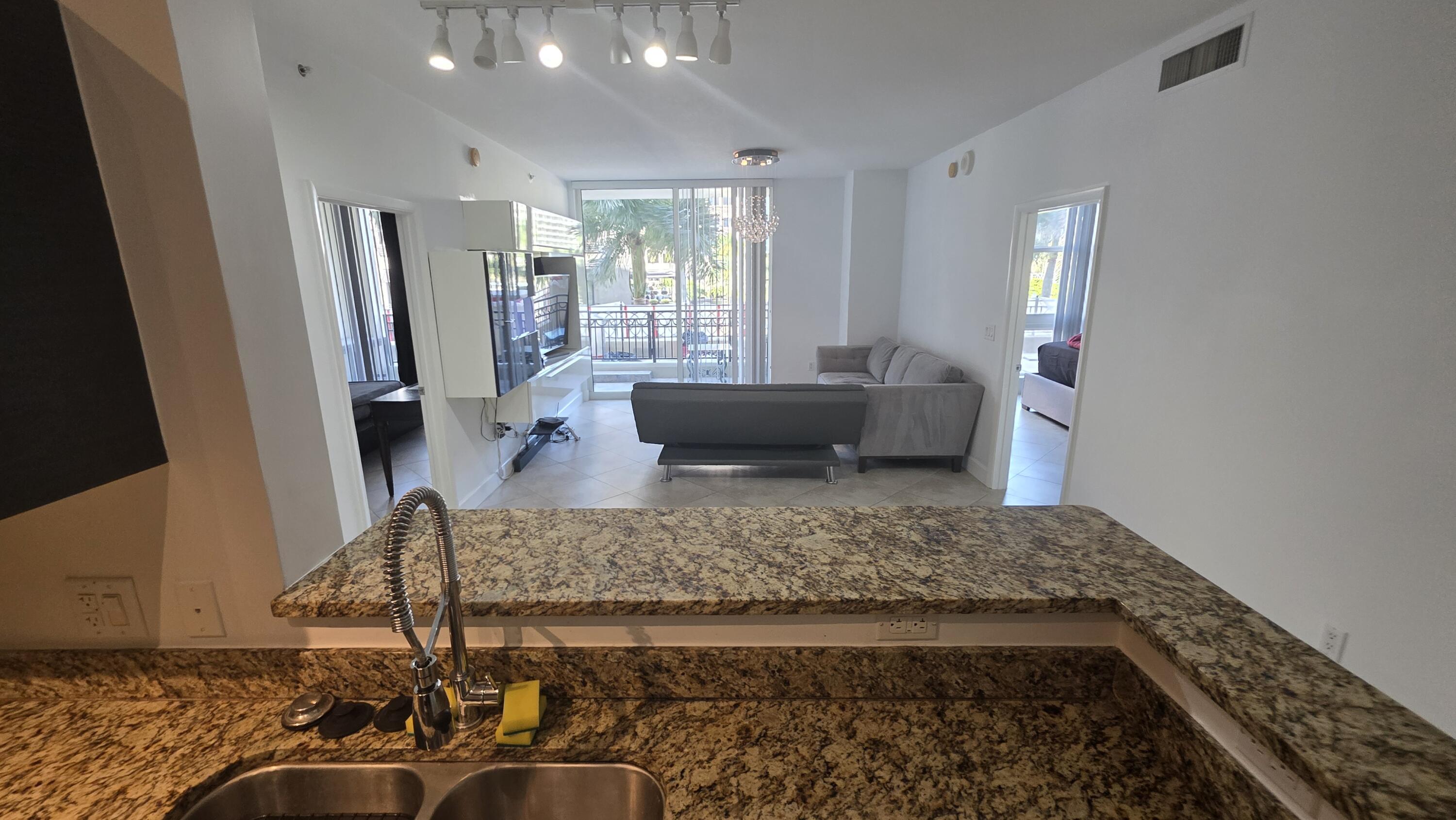 Foto de propiedad en 550 Okeechobee Boulevard 308, West Palm Beach, FL 33401 West Palm Beach con MLS# 