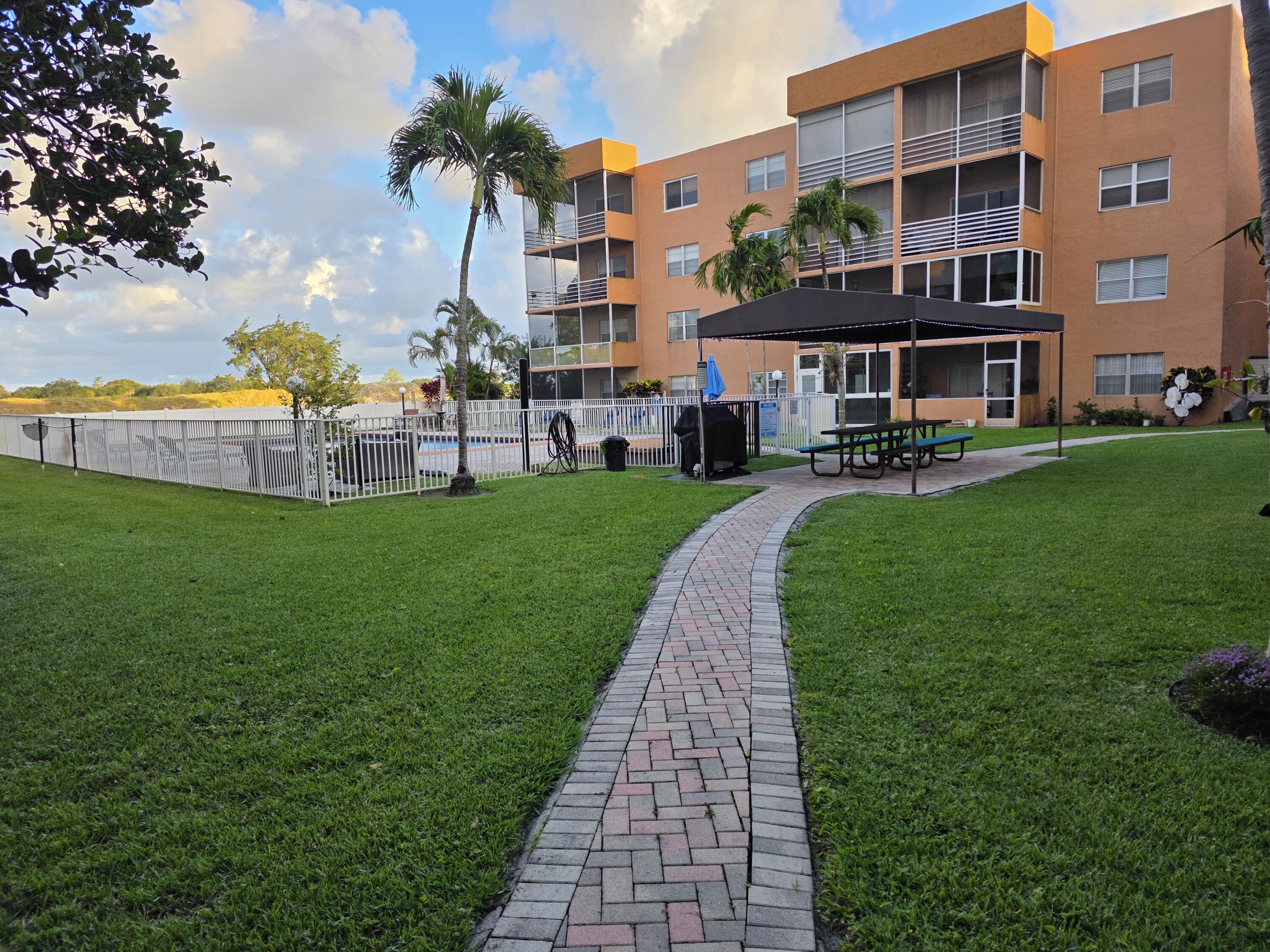 Foto de propiedad en 3048 E Sunrise Lakes Drive E 412, Sunrise, FL 33322 Sunrise con MLS# 