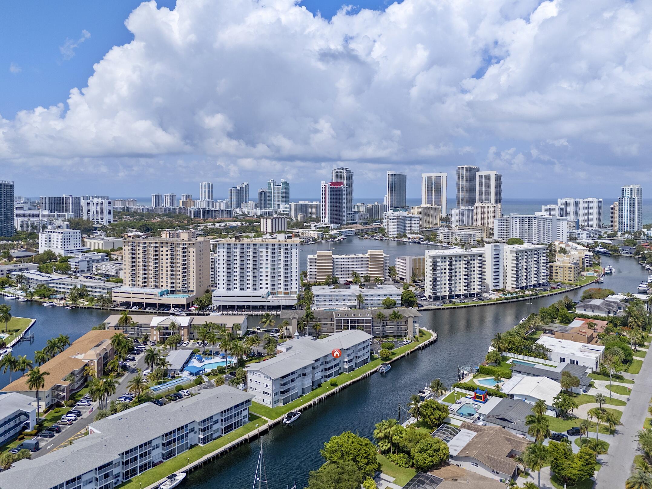 Foto de propiedad en 455 Paradise Isle Boulevard 404, Hallandale Beach, FL 33009 Hallandale Beach con MLS# 